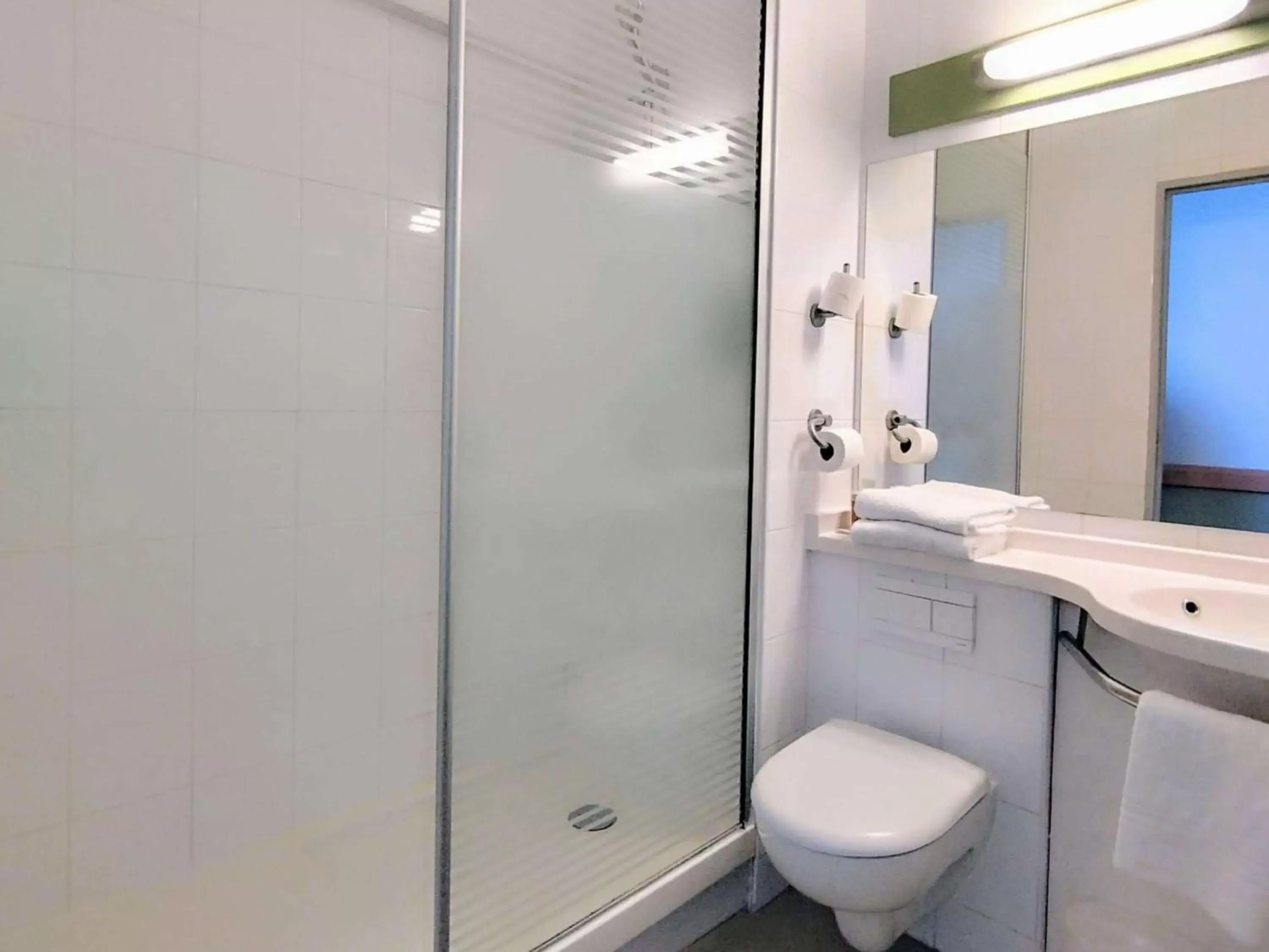 Bathroom in Ibis Budget Toulon Centre