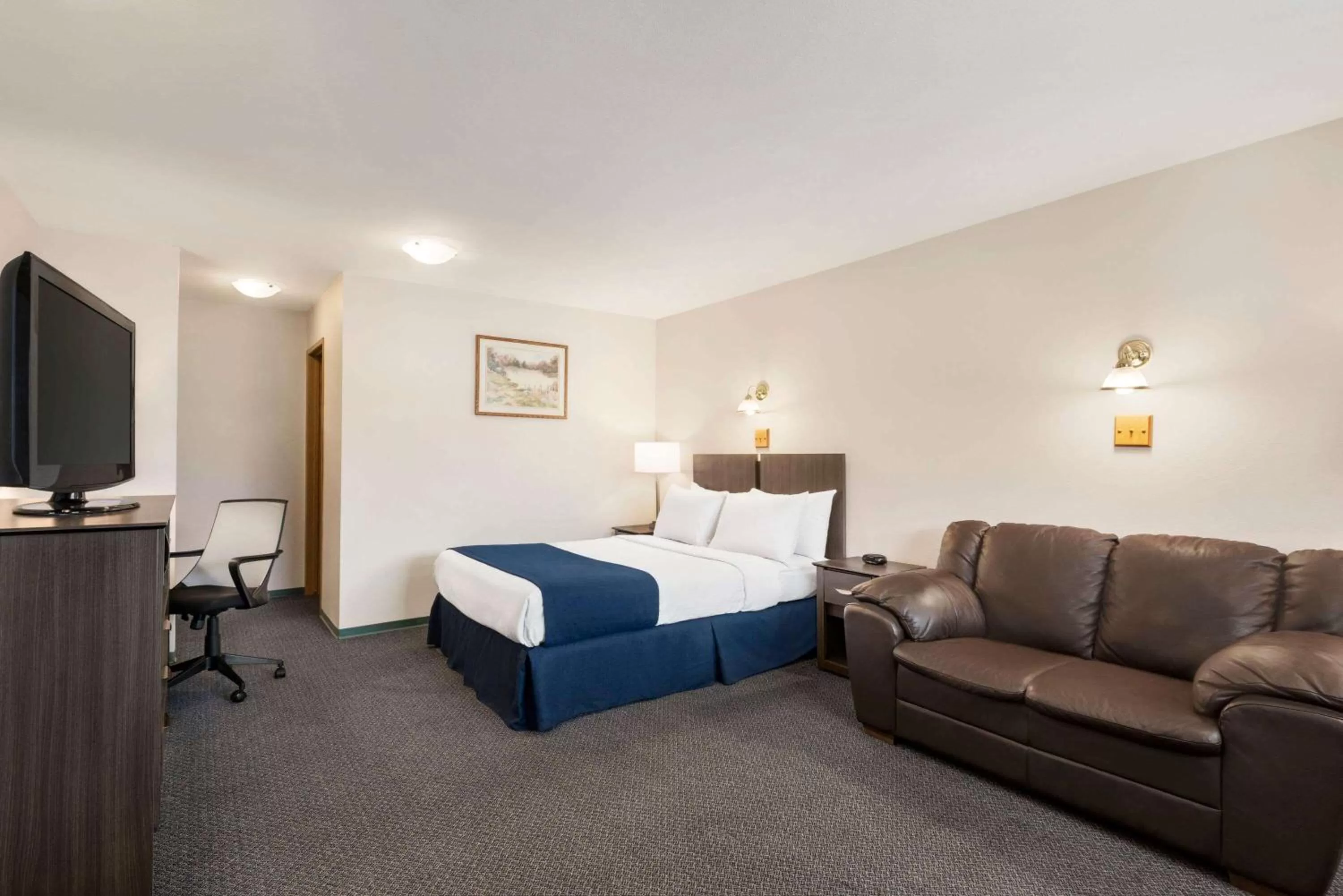 Photo of the whole room, Bed in Travelodge by Wyndham McBride