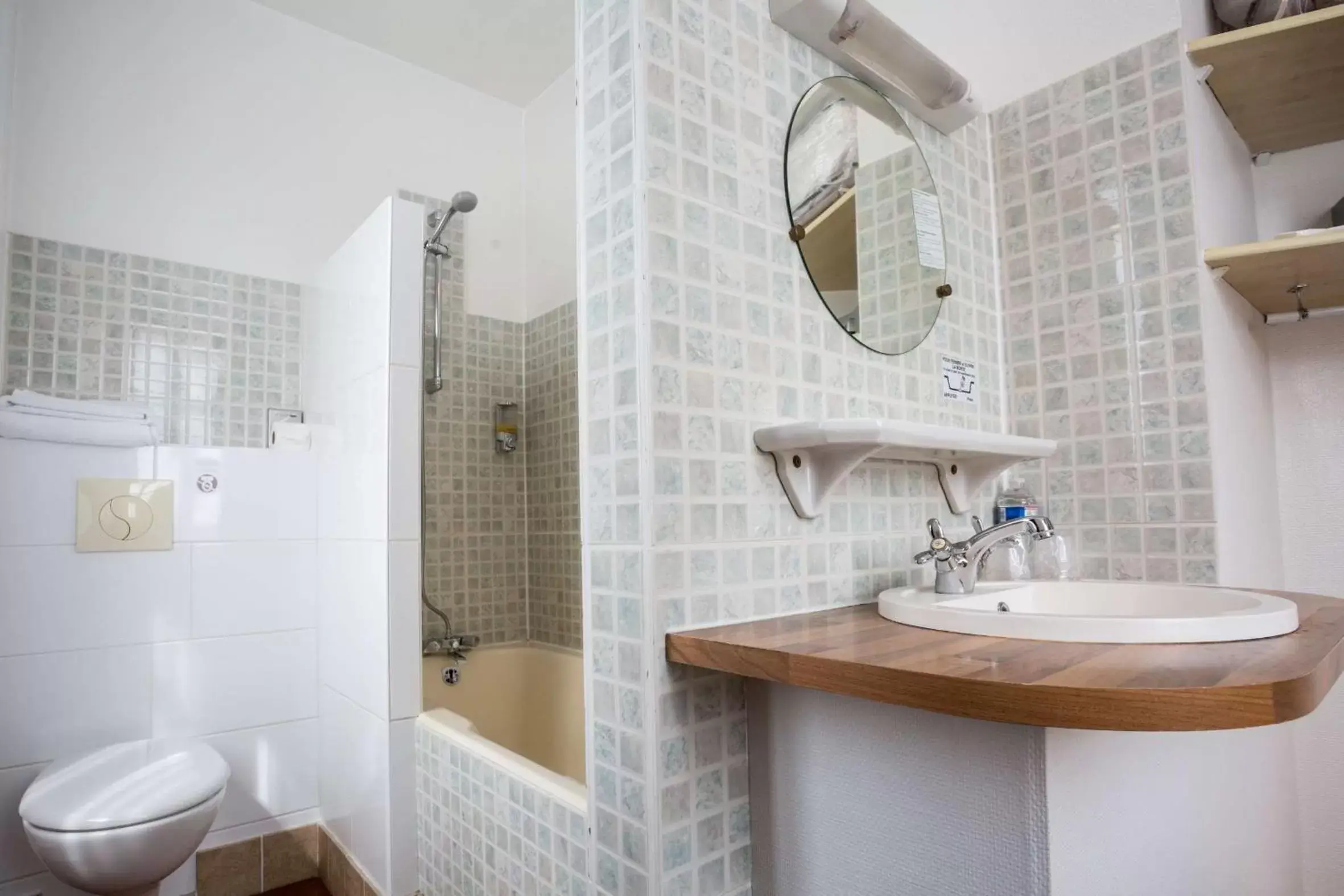 Bathroom in Best Western Hôtel Des Voyageurs