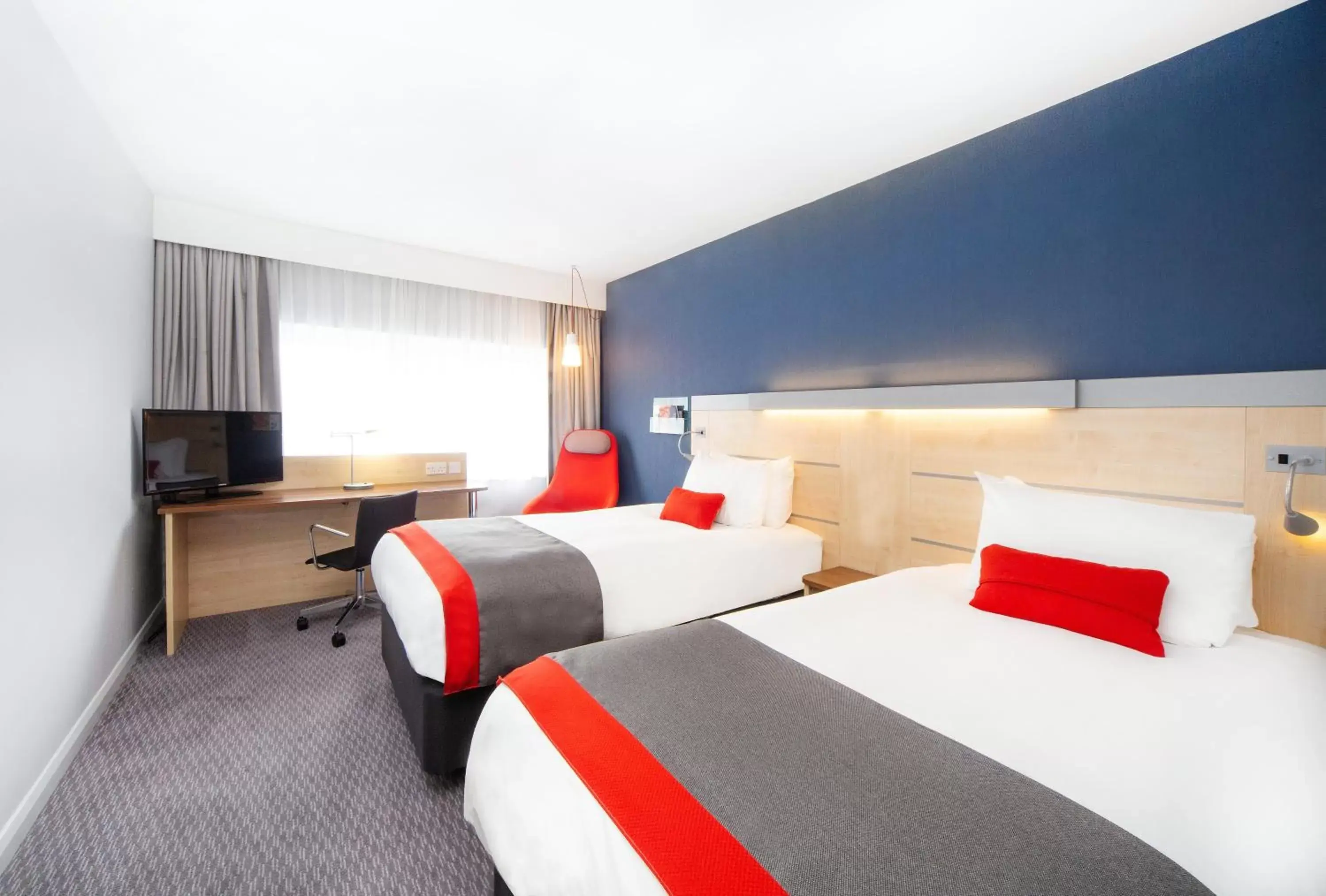 Photo of the whole room, Bed in Holiday Inn Express Folkestone Channel Tunnel, an IHG Hotel