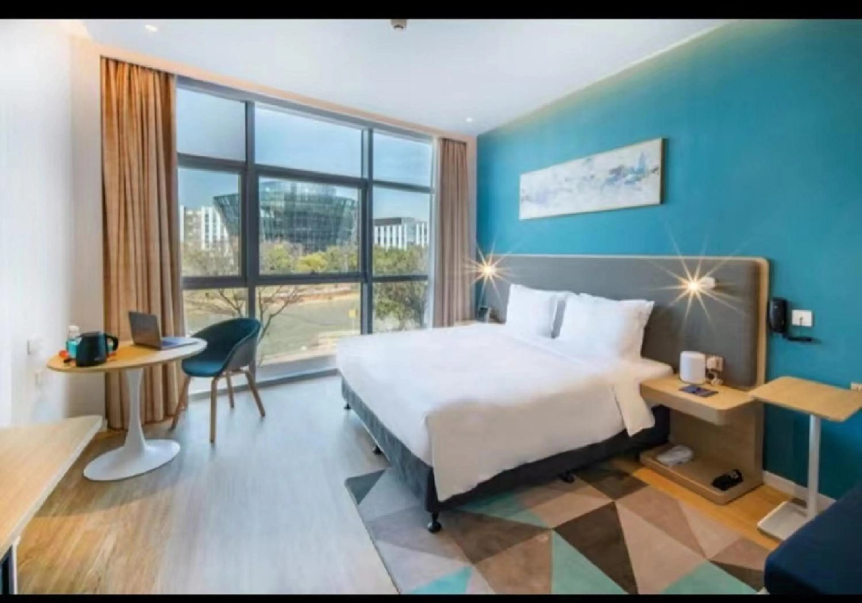 Photo of the whole room, Bed in Holiday Inn Express - Wuhan Optical Valley by IHG