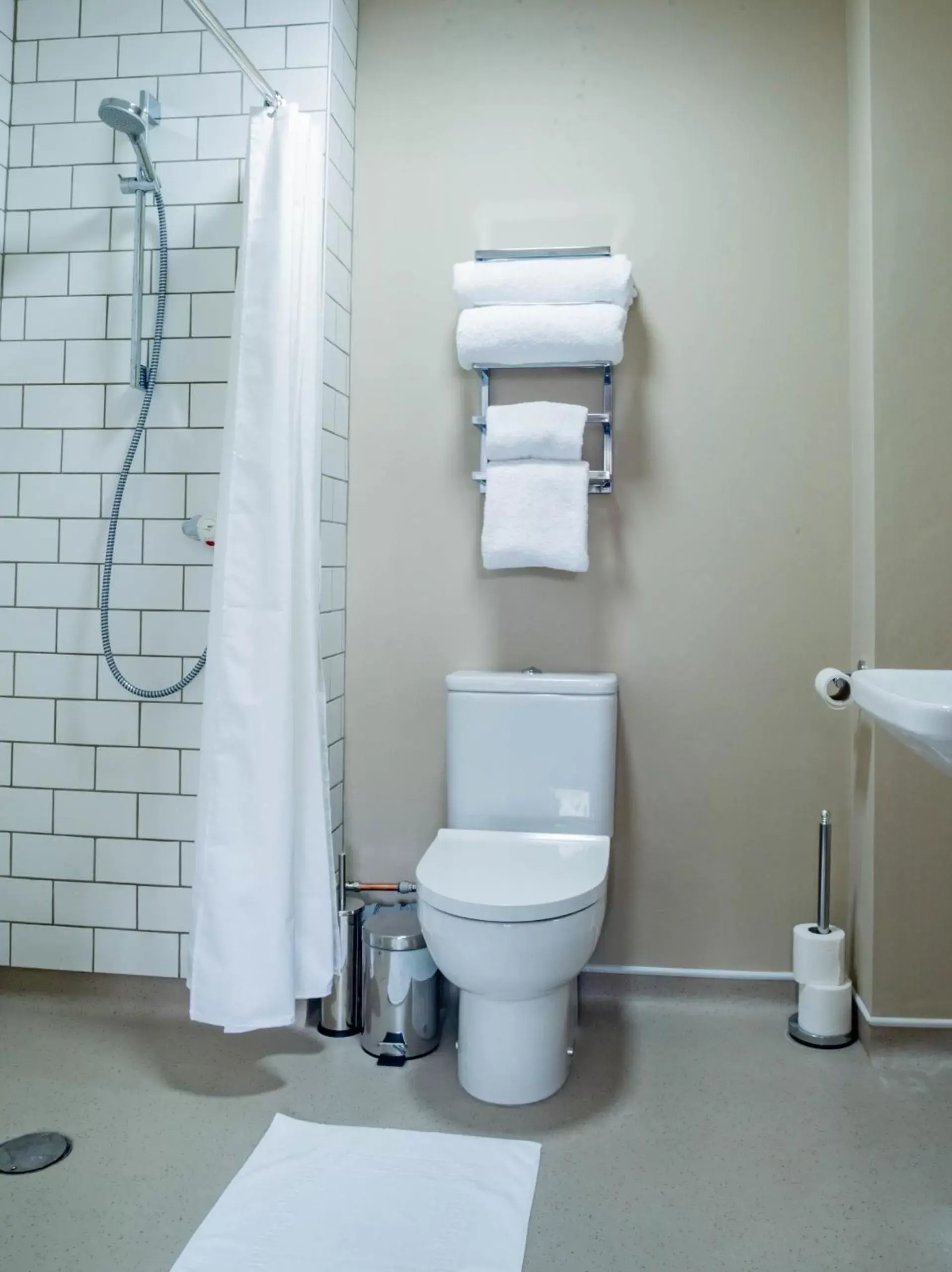 Bathroom in The Cricketers Inn