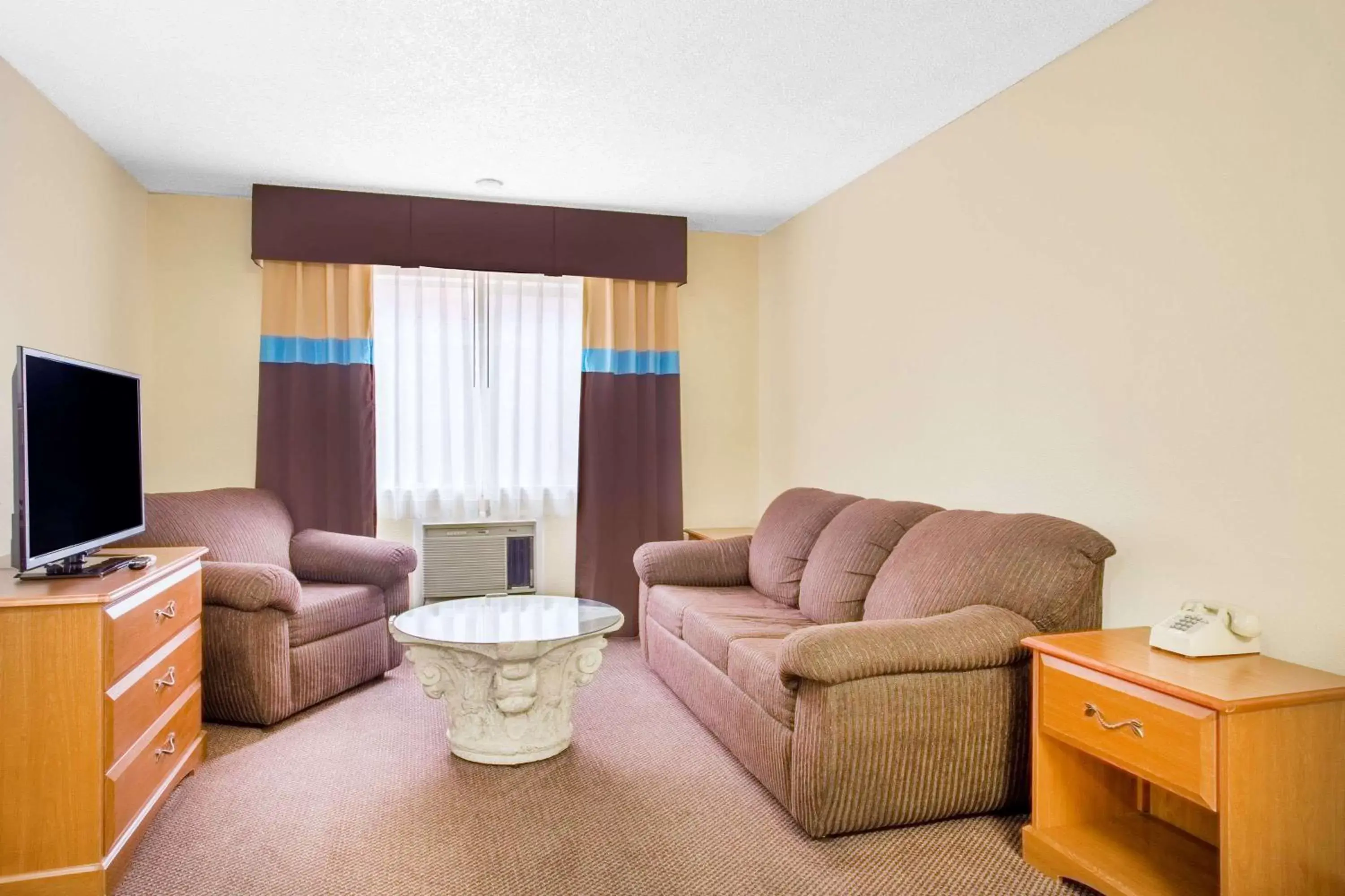 Photo of the whole room, Seating Area in Days Inn by Wyndham St. George