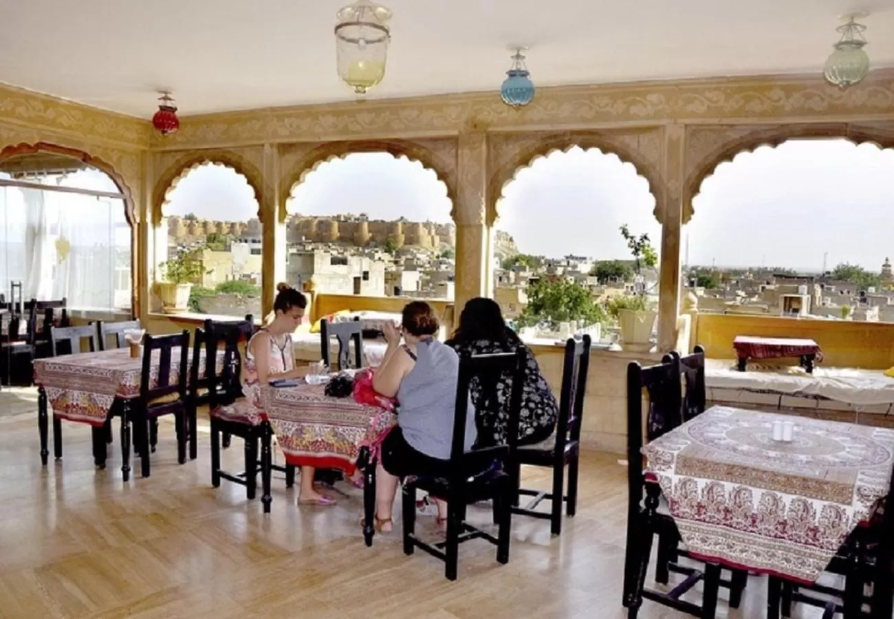 Restaurant/places to eat in Hotel Lal Garh Fort And Palace
