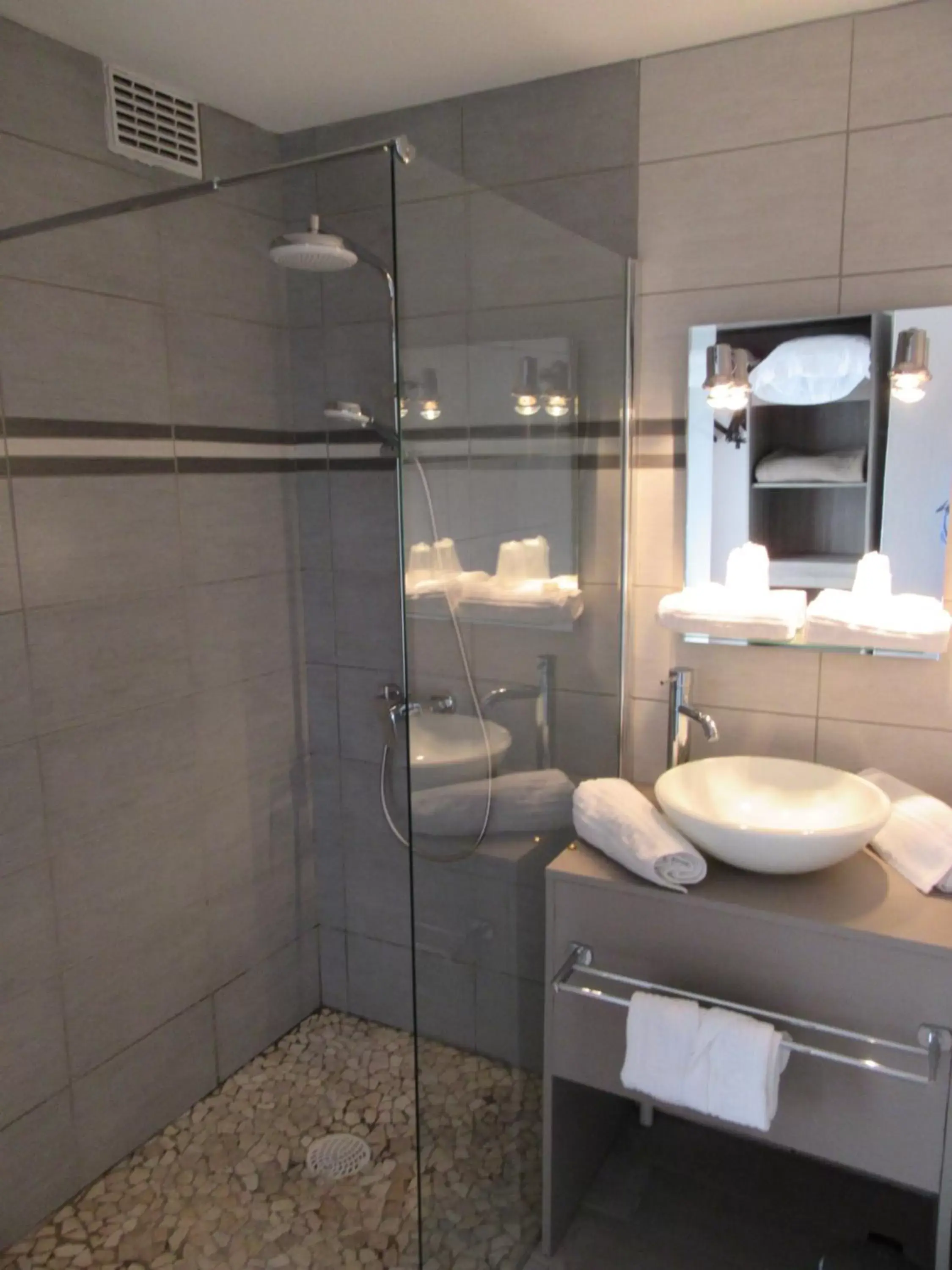 Bathroom in Contact Hotel de France