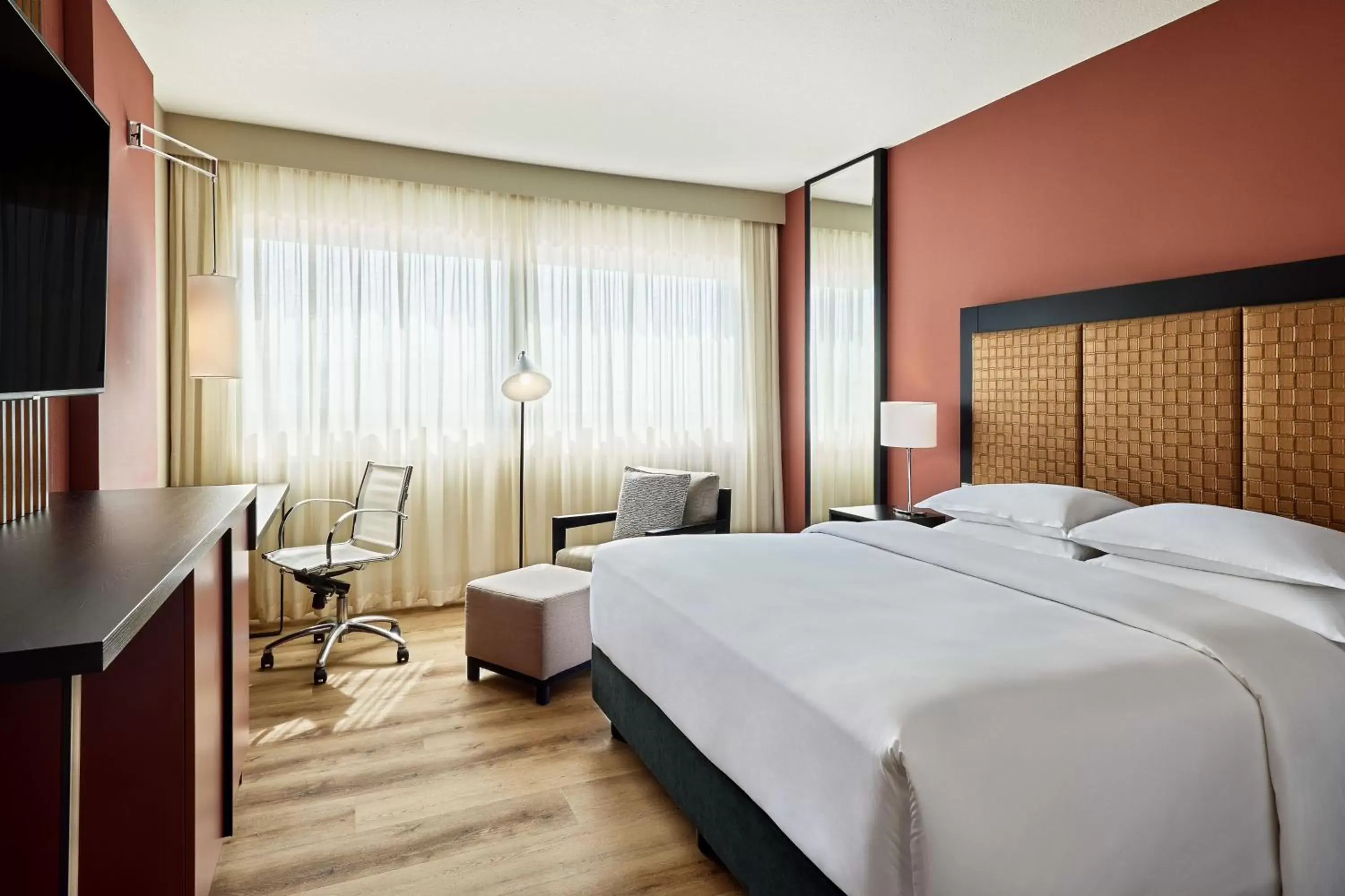 Photo of the whole room, Bed in Sheraton Frankfurt Airport Hotel & Conference Center