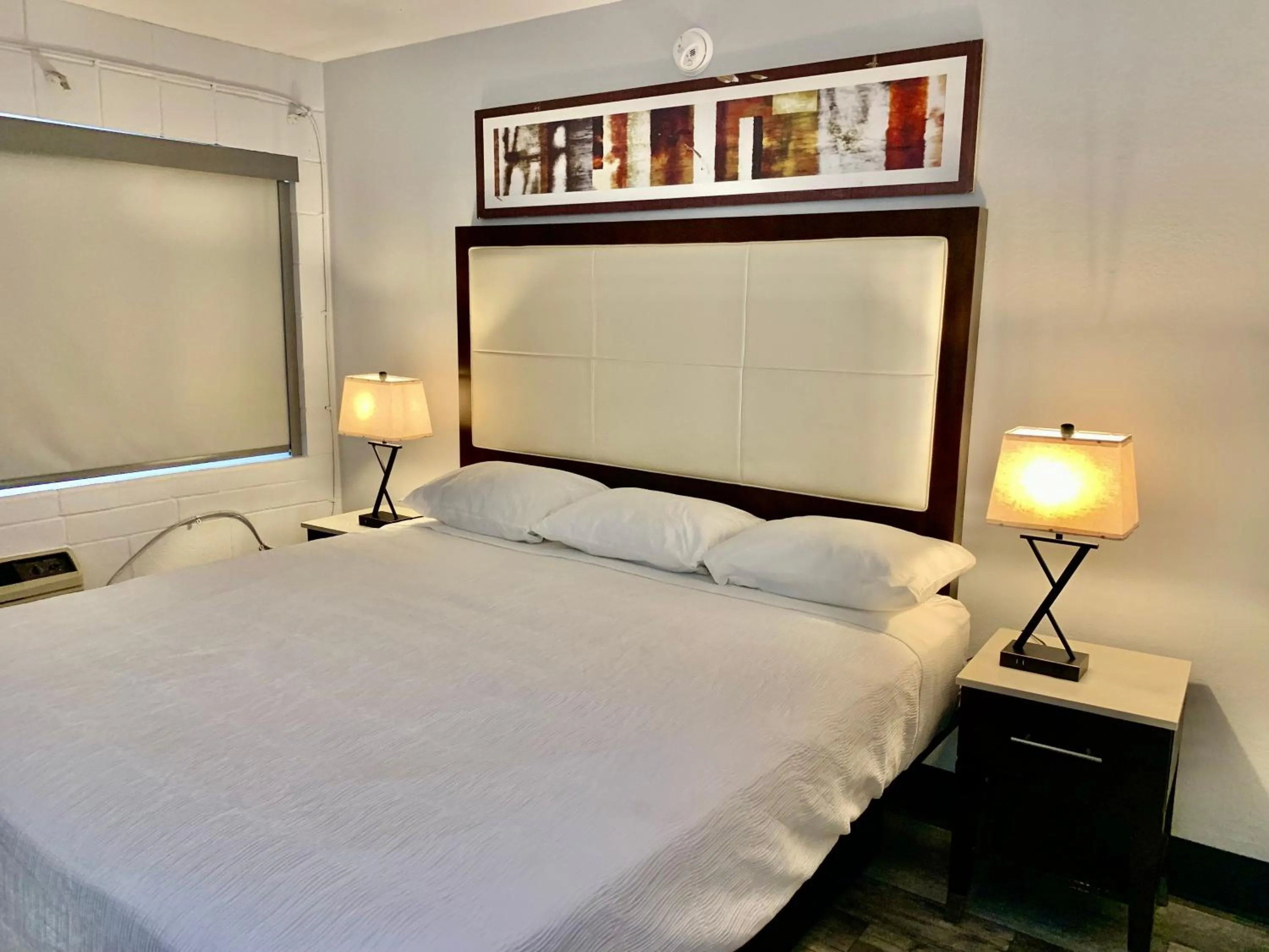 Bed in Rodeway Inn Midland South