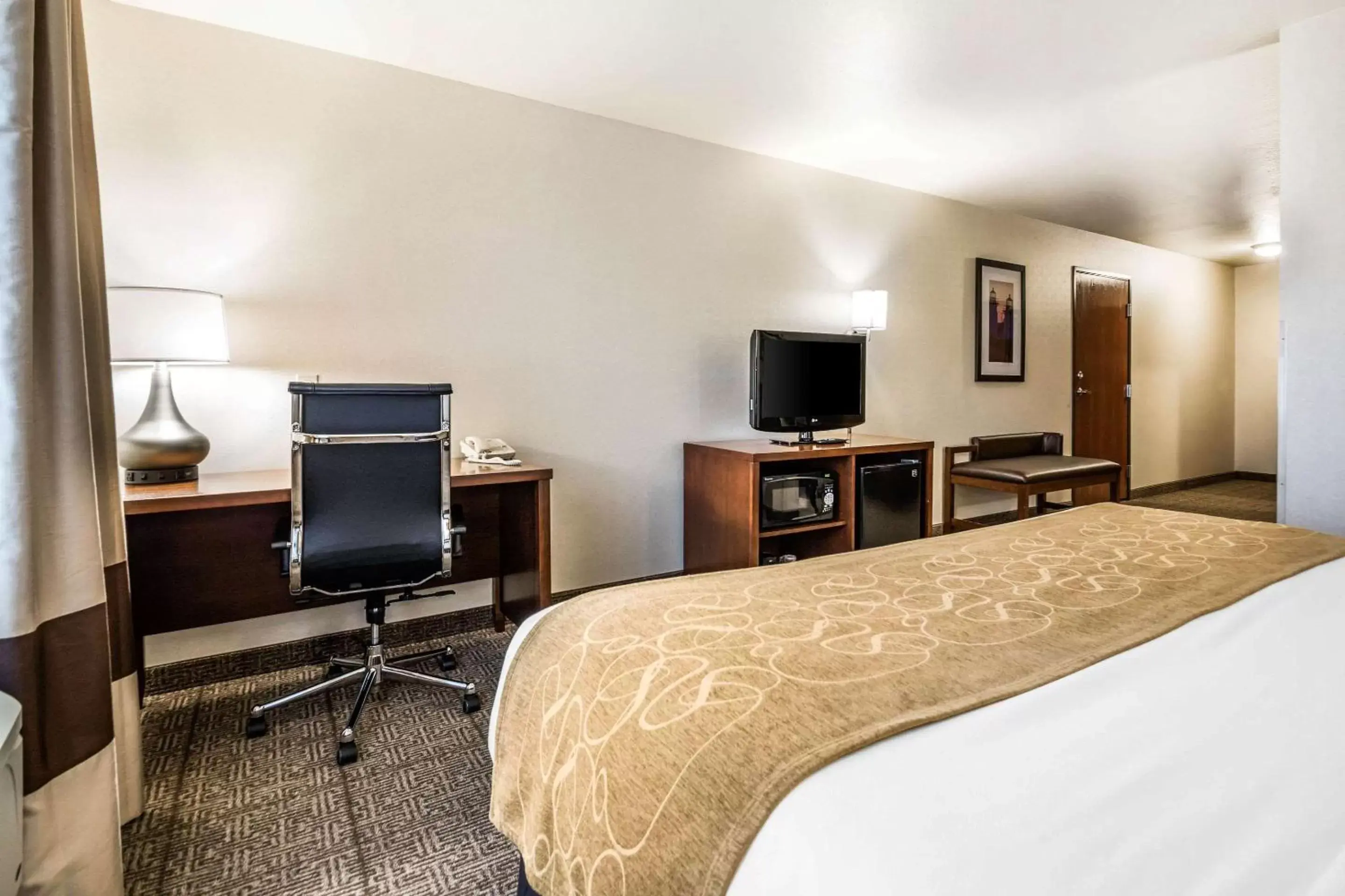 Bedroom, TV/Entertainment Center in Comfort Suites at Par 4 Resort