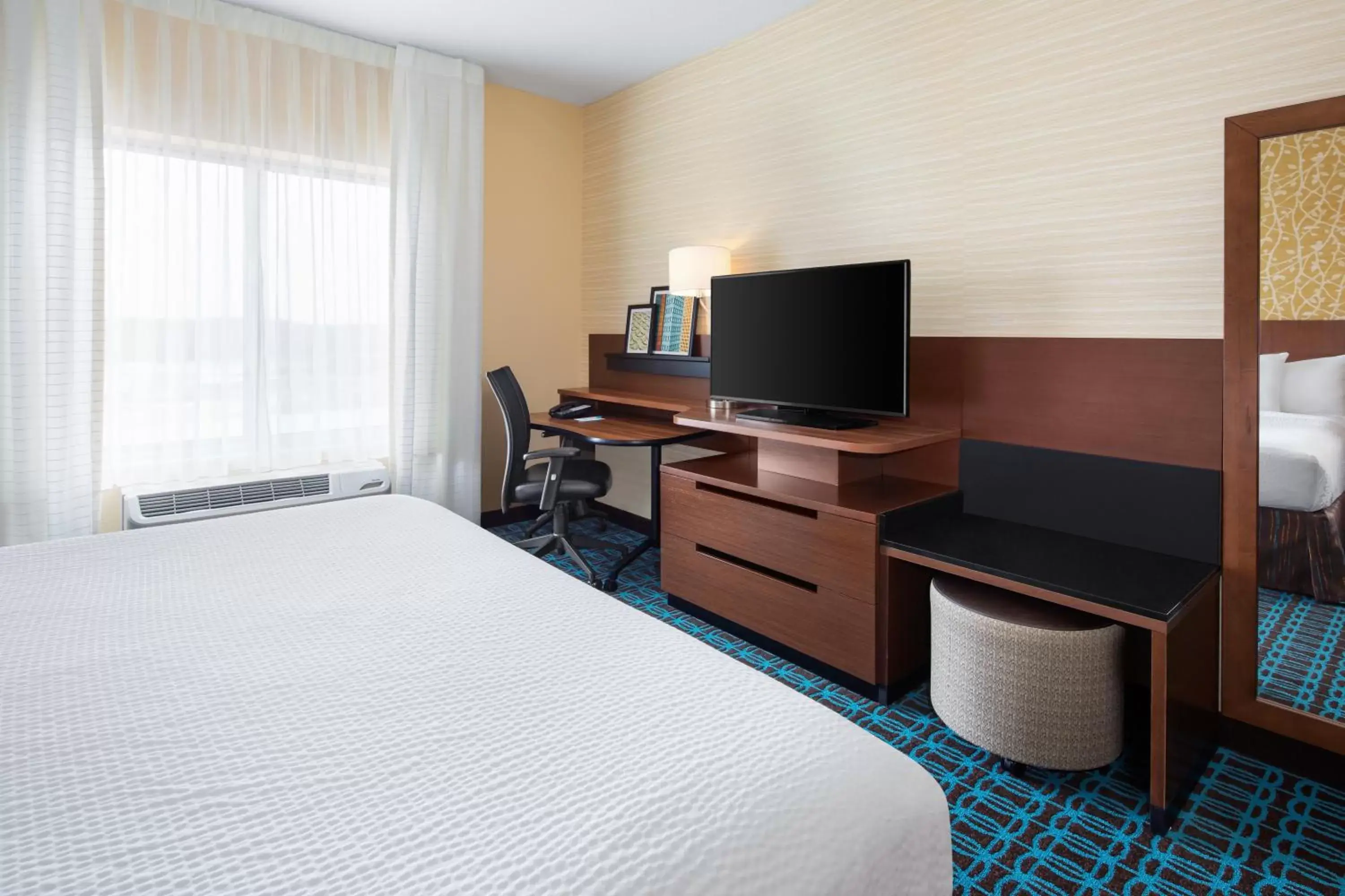 Bedroom, TV/Entertainment Center in Fairfield Inn & Suites by Marriott Poplar Bluff