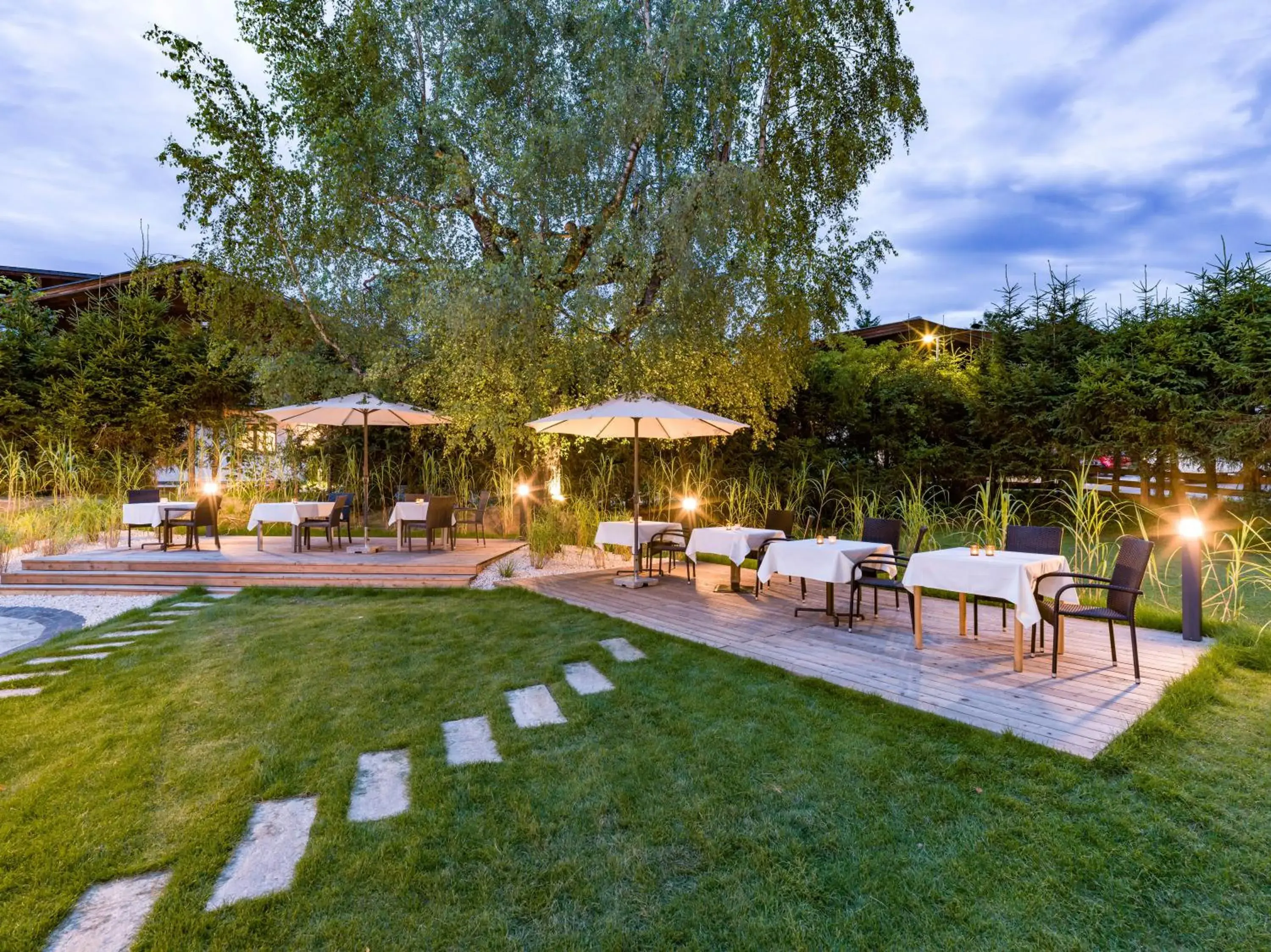 Garden, Swimming Pool in Sporthotel Austria