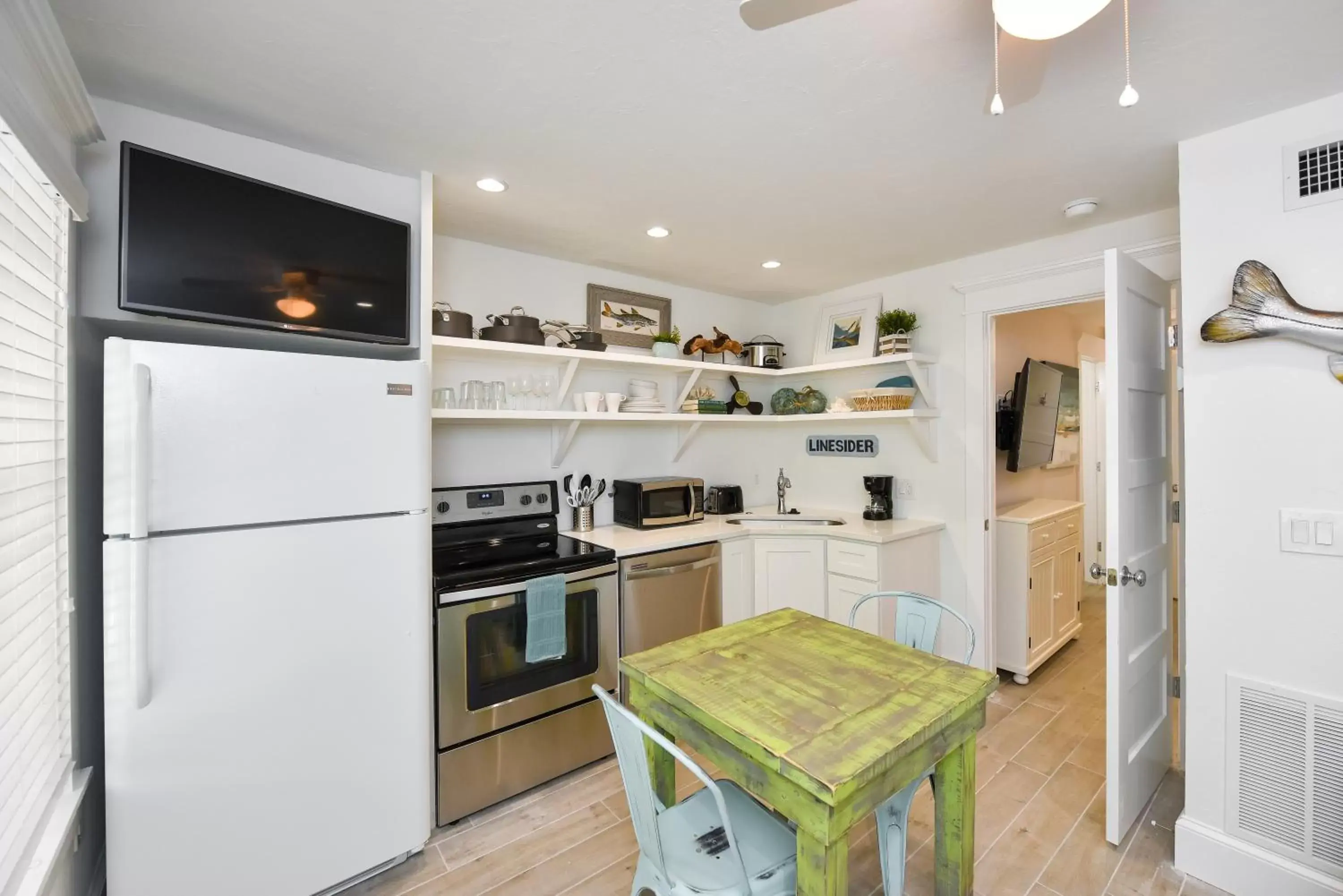 Kitchen or kitchenette, Kitchen/Kitchenette in Tropical Breeze Resort