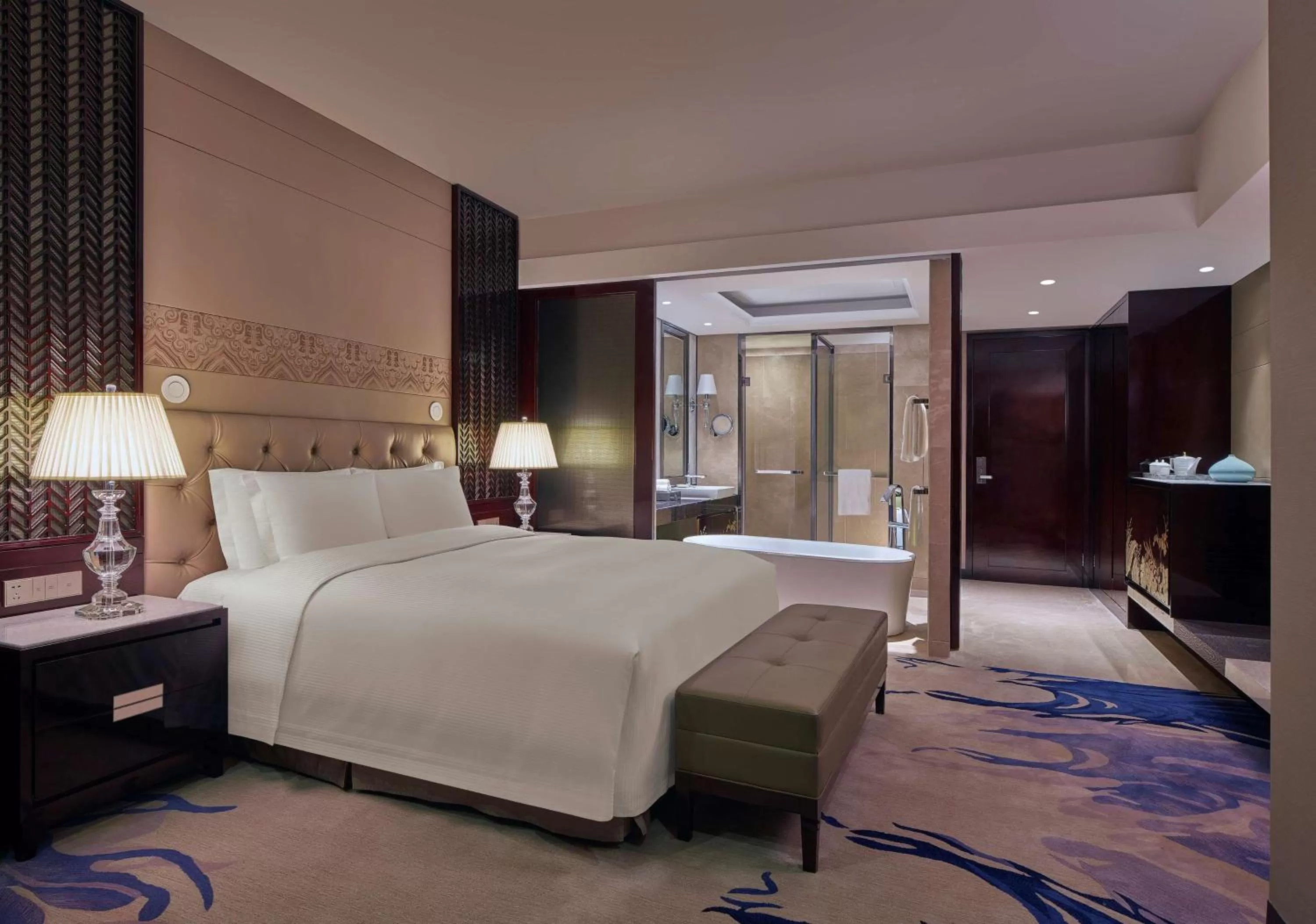 Bathroom, Bed in Hilton Haikou