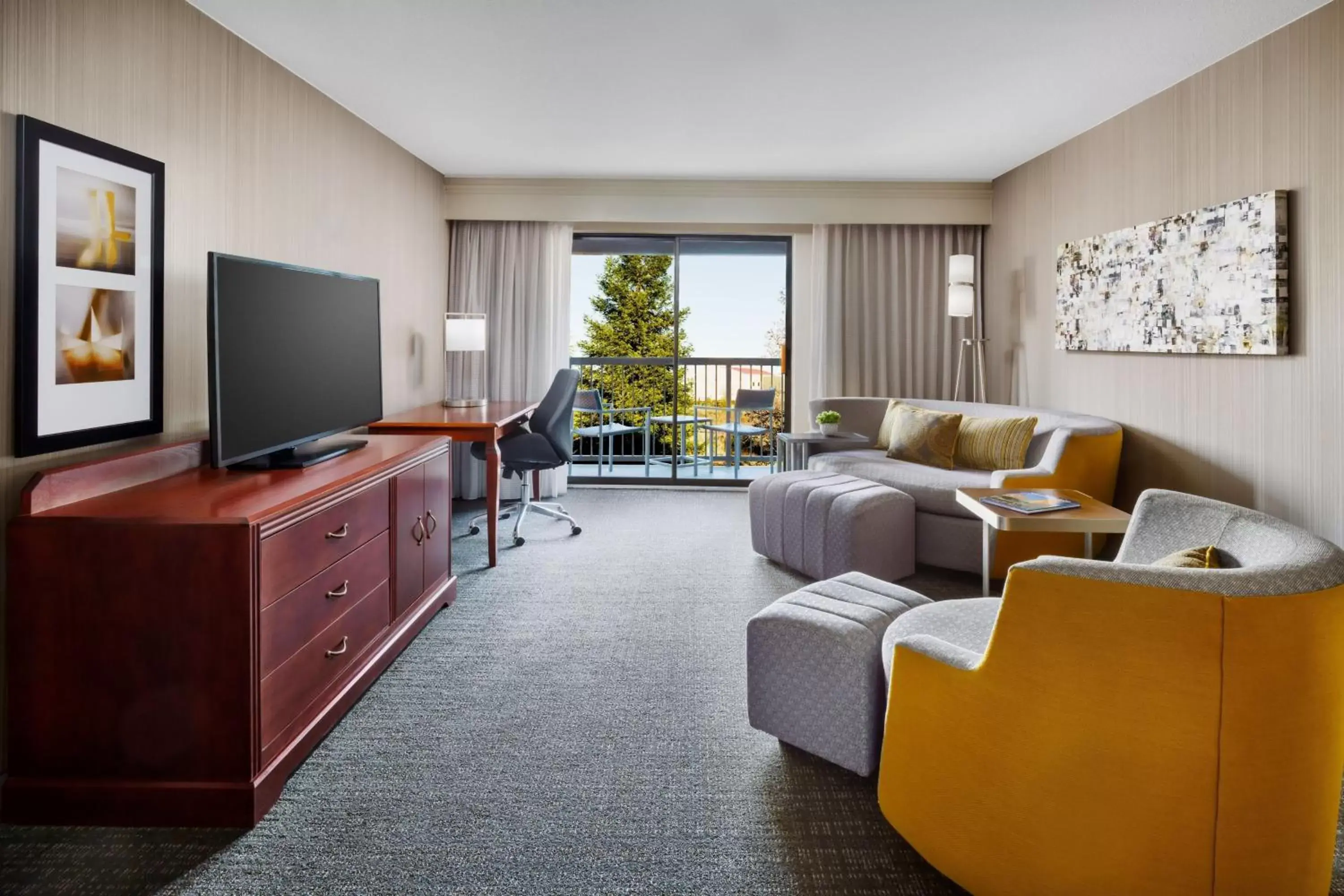 Bedroom, Seating Area in Courtyard by Marriott Roseville Galleria Mall/Creekside Ridge Drive