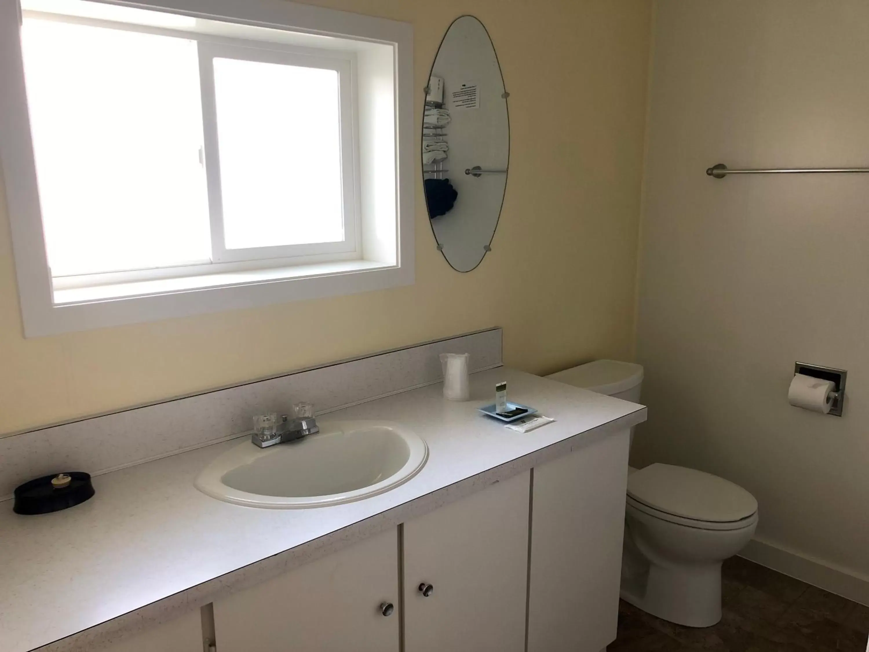 Bathroom in Creston Valley Motel