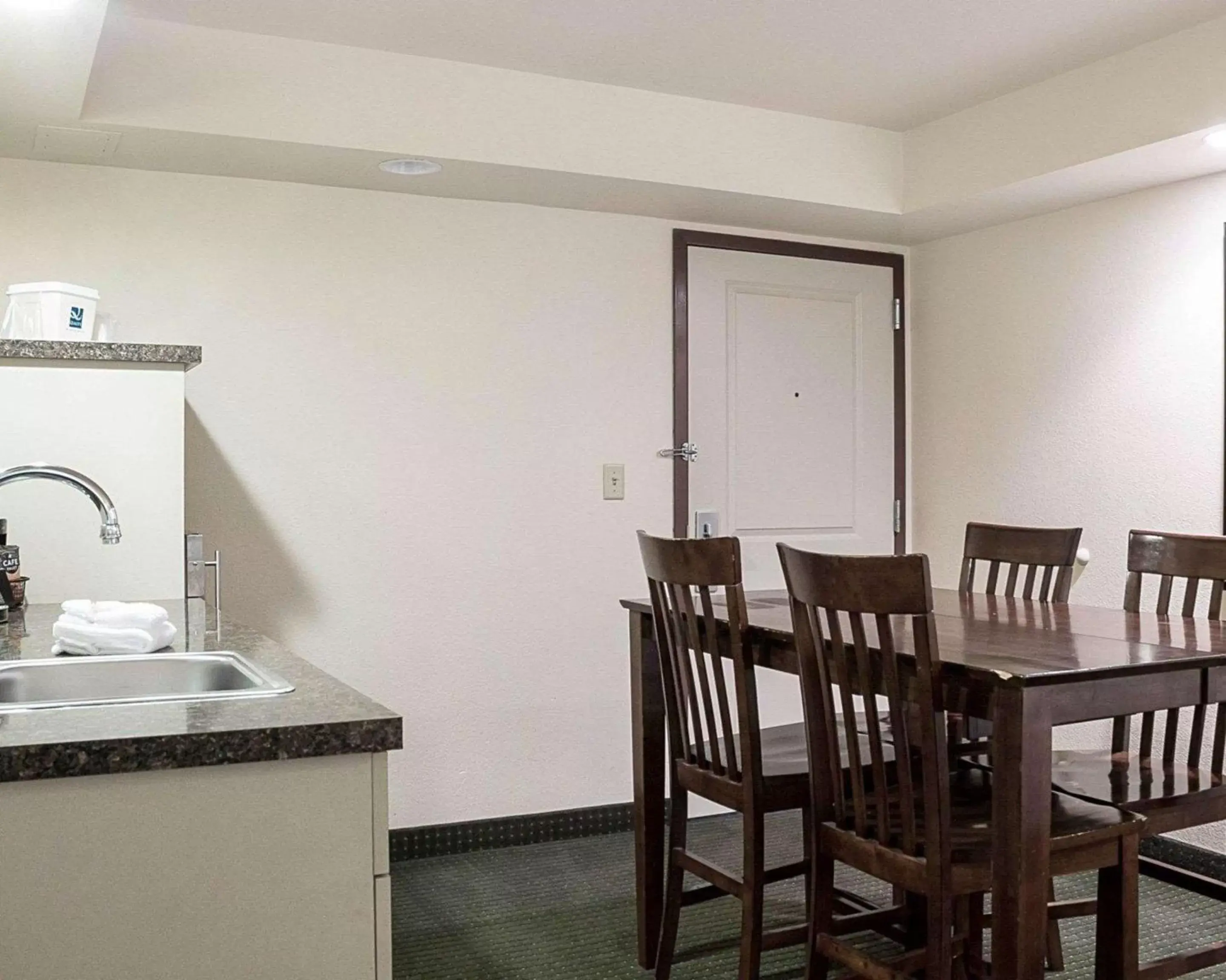 Photo of the whole room, Dining Area in Quality Inn & Suites Conference Center and Water Park