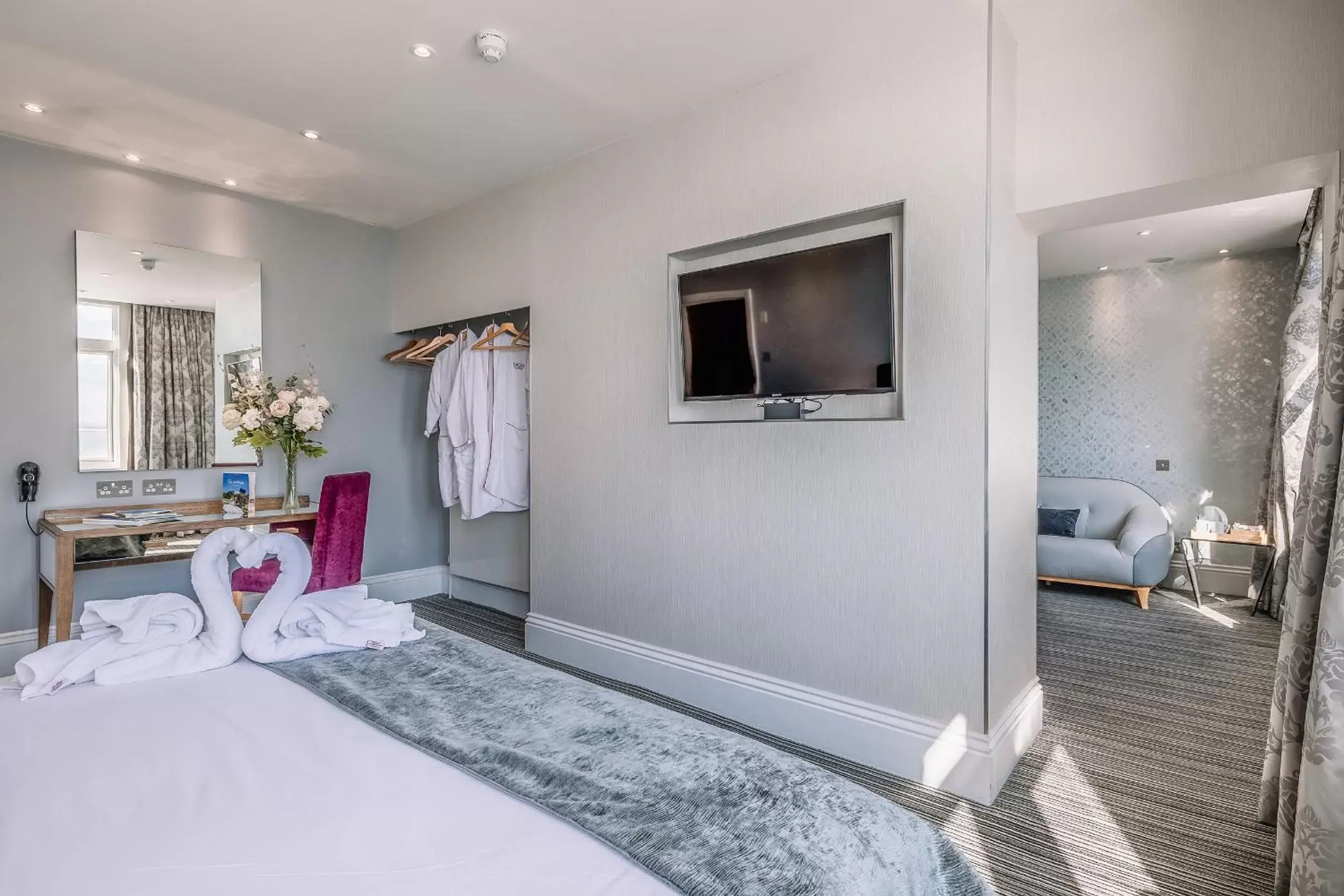 Bedroom, TV/Entertainment Center in Muthu Westcliff Hotel (Near London Southend Airport)