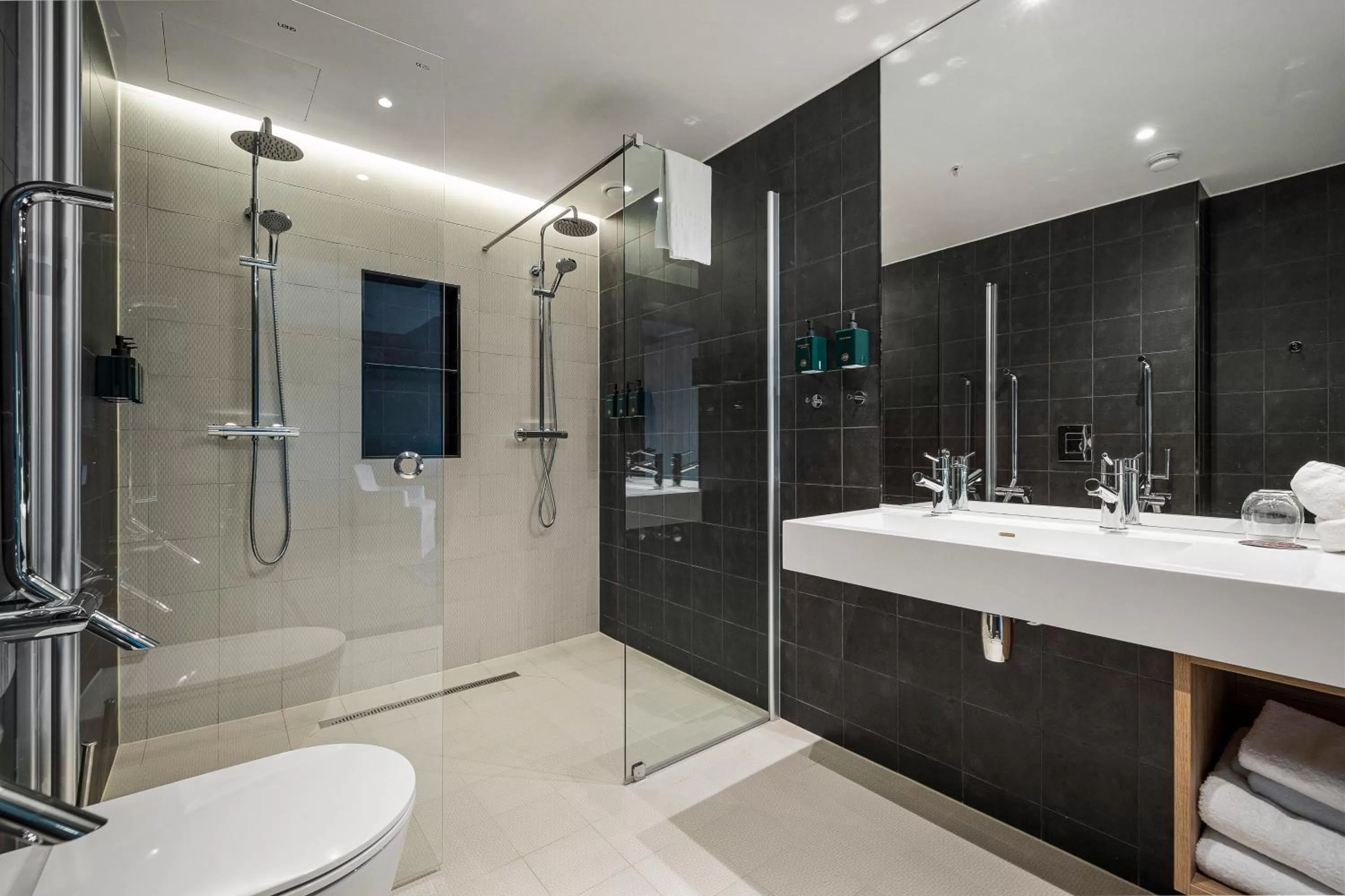 Shower in Lily Country Club