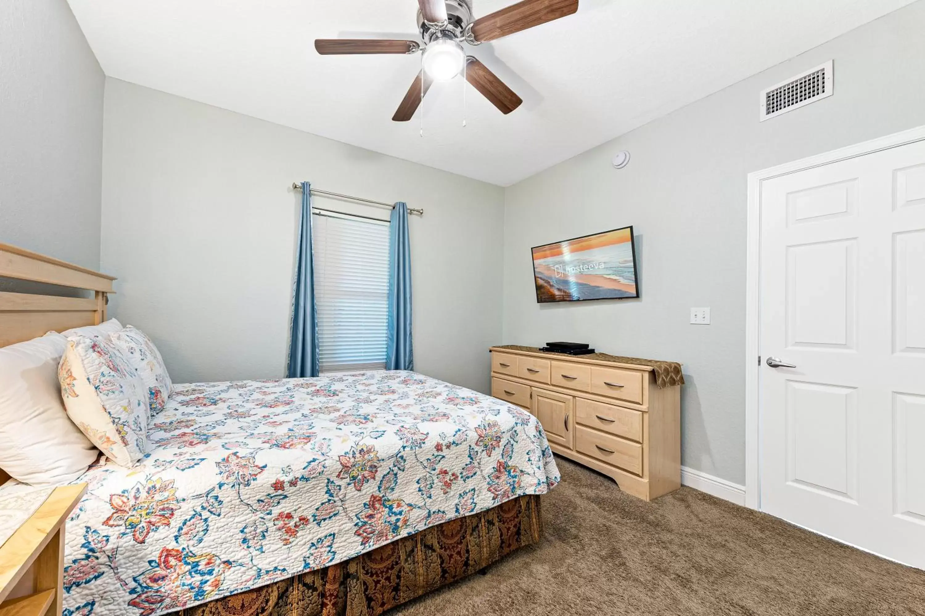 Bedroom, Bed in Crystal Shores West 202