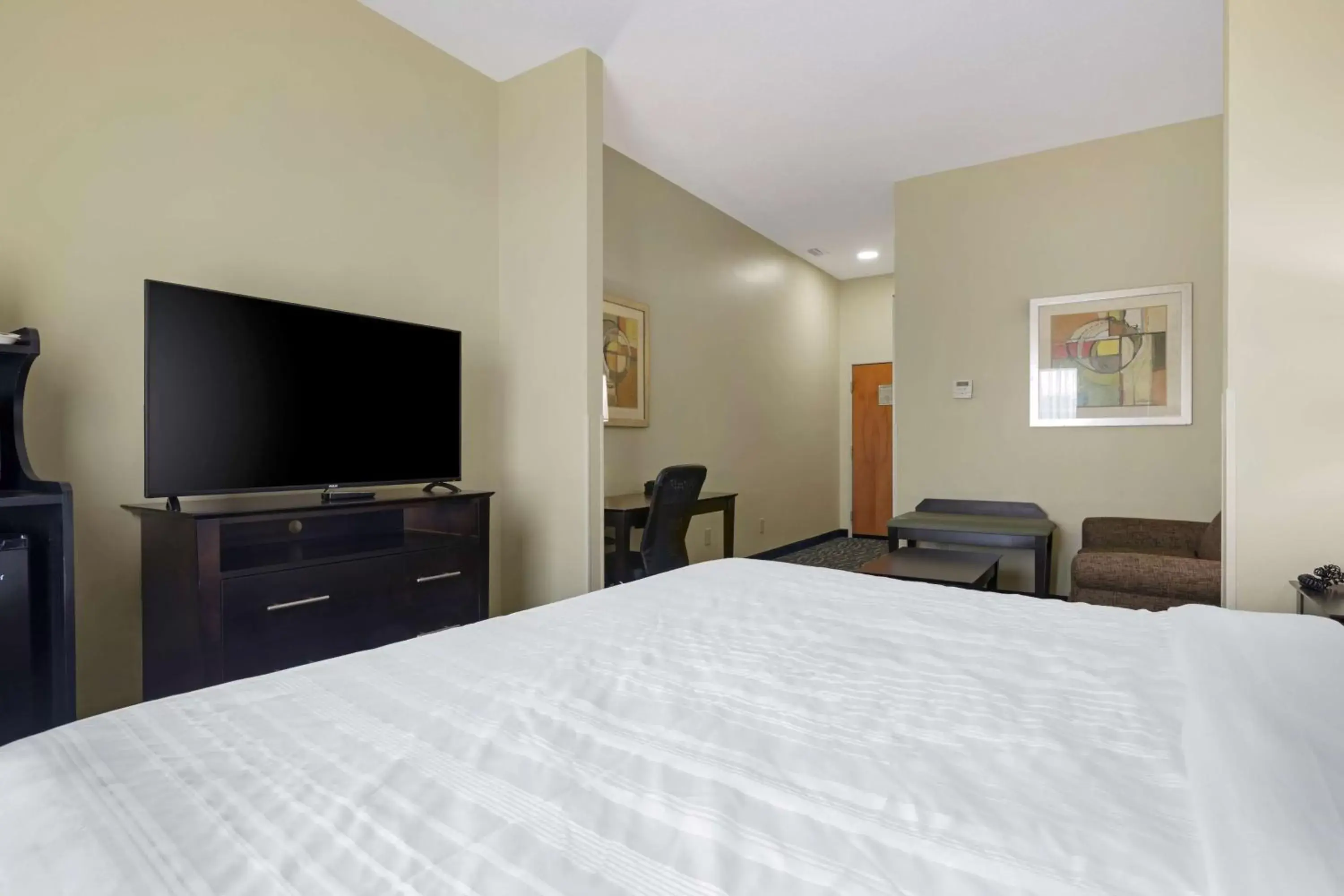 Bedroom, Bed in Best Western Plus Brunswick Inn & Suites