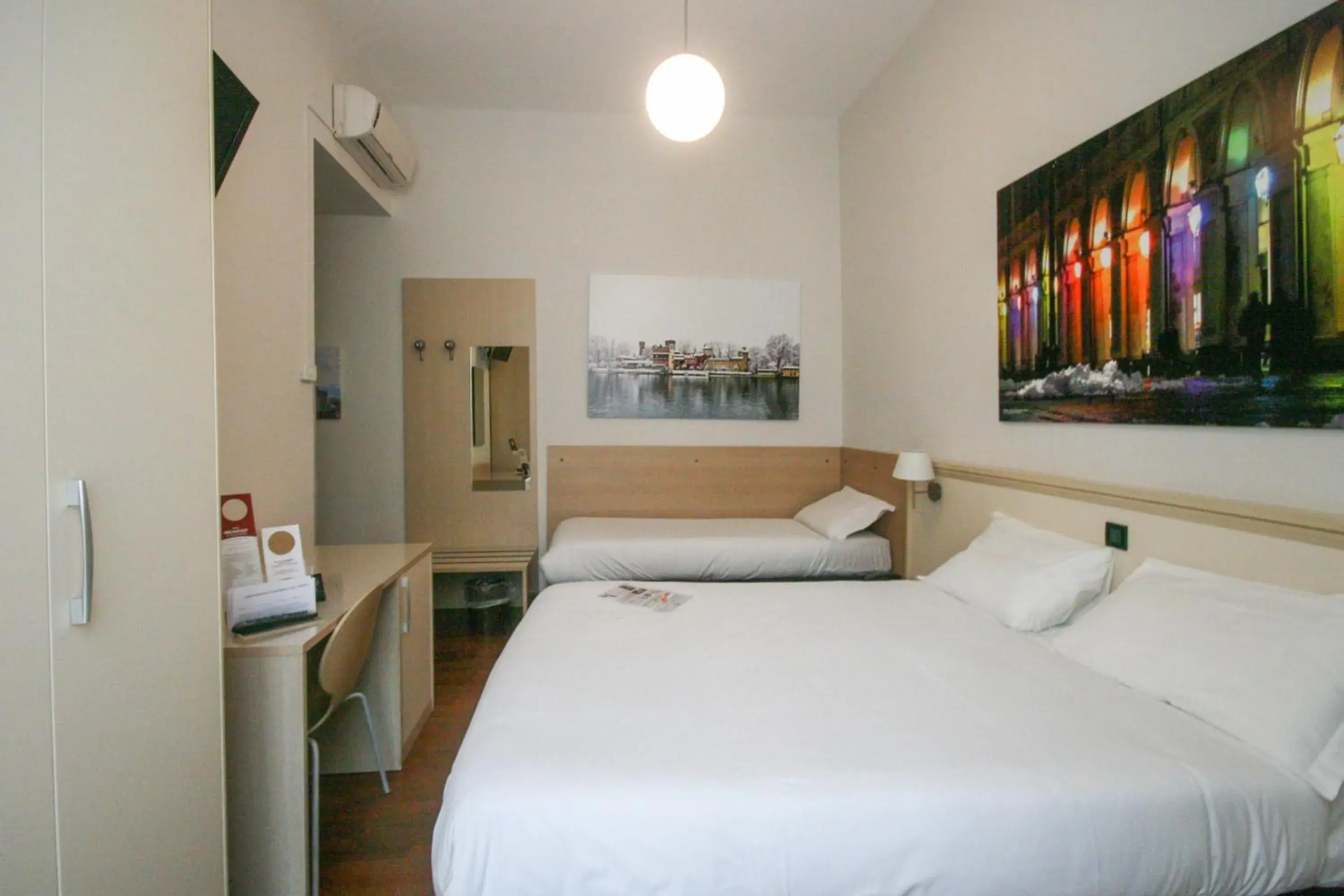 Photo of the whole room, Bed in Hotel Dock Milano