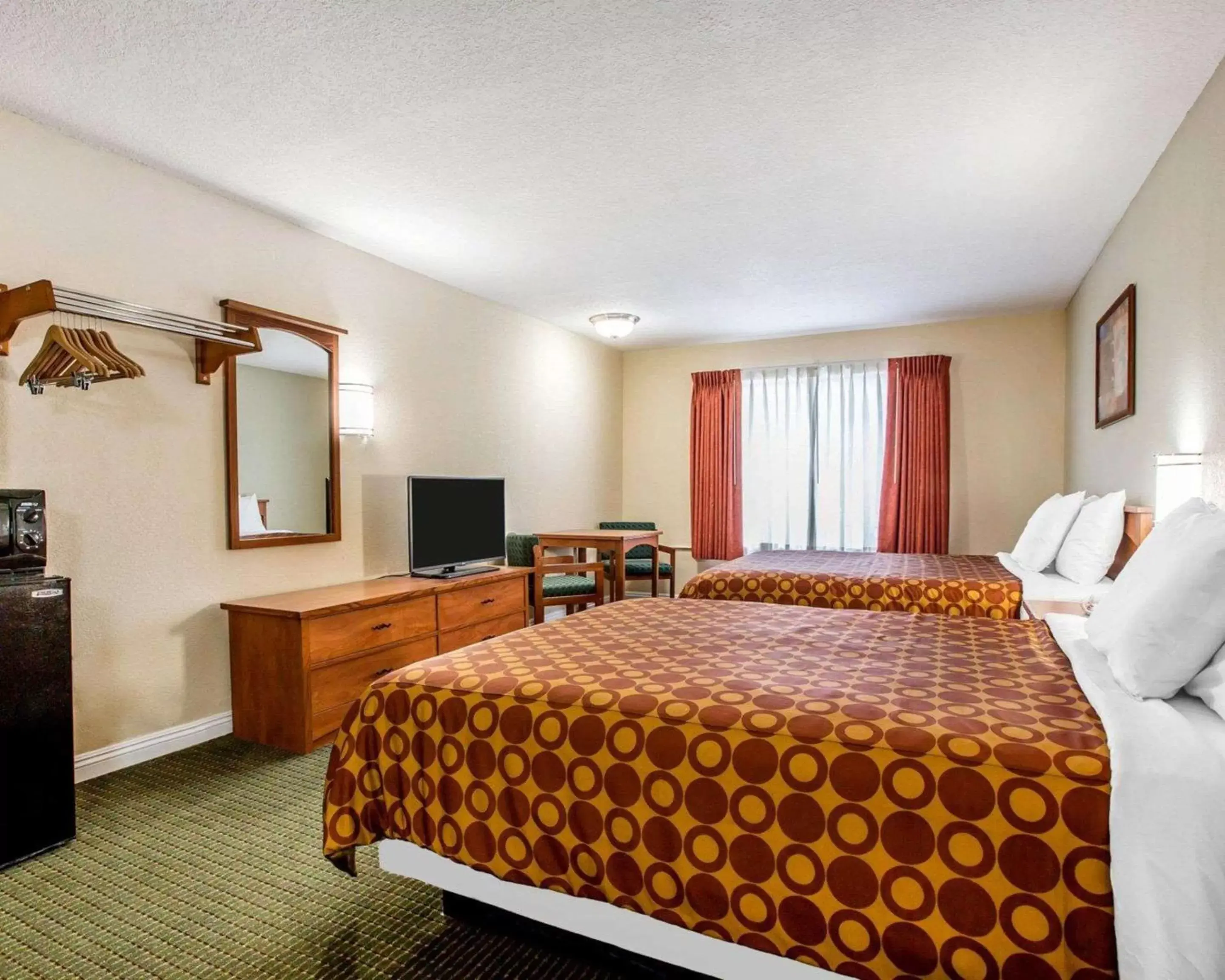 Photo of the whole room, Bed in Rodeway Inn San Clemente Beach