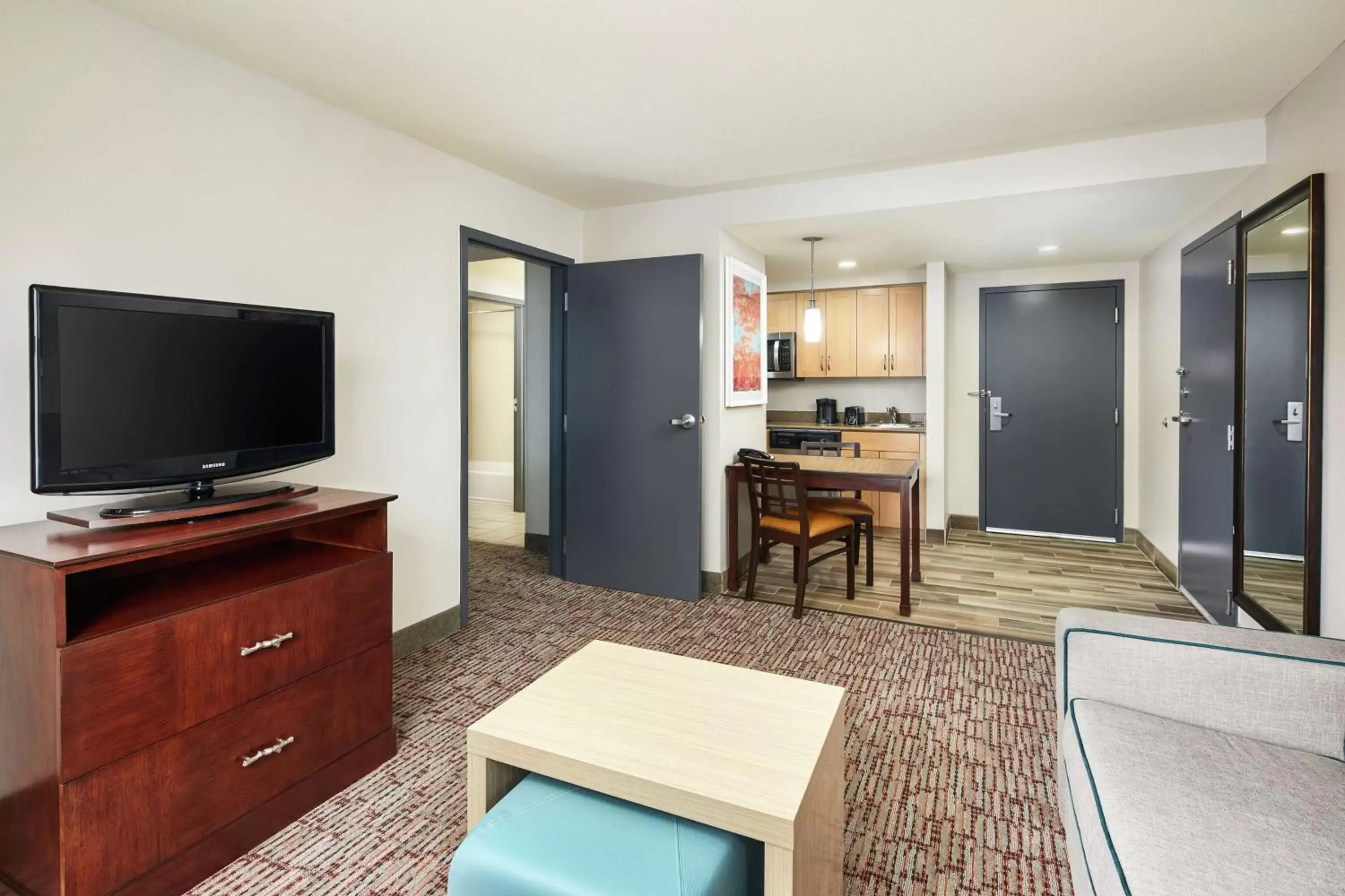 Bedroom, TV/Entertainment Center in Homewood Suites by Hilton Columbus