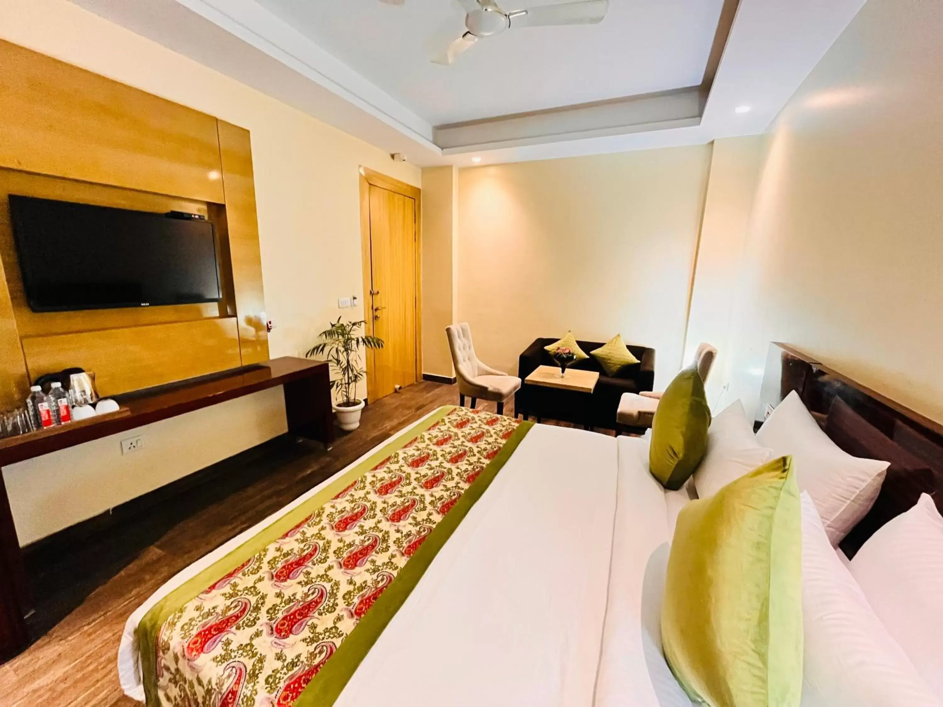 Bed, TV/Entertainment Center in Hotel Banz - Near Delhi International Airport