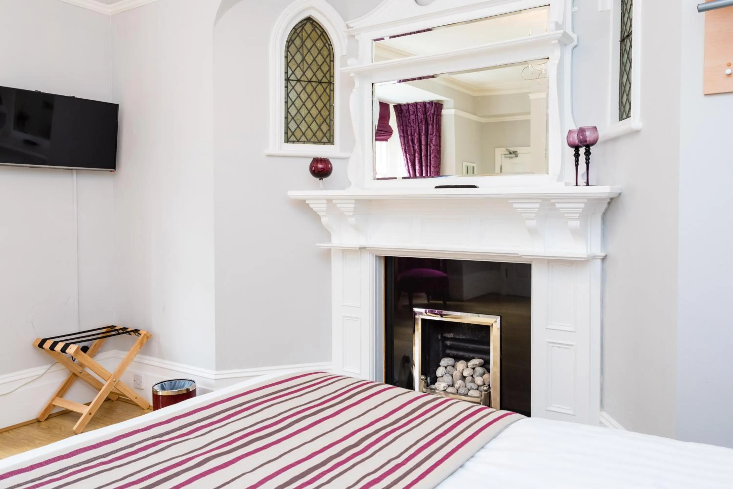 Decorative detail, Bed in The Lawn Guest House Gatwick