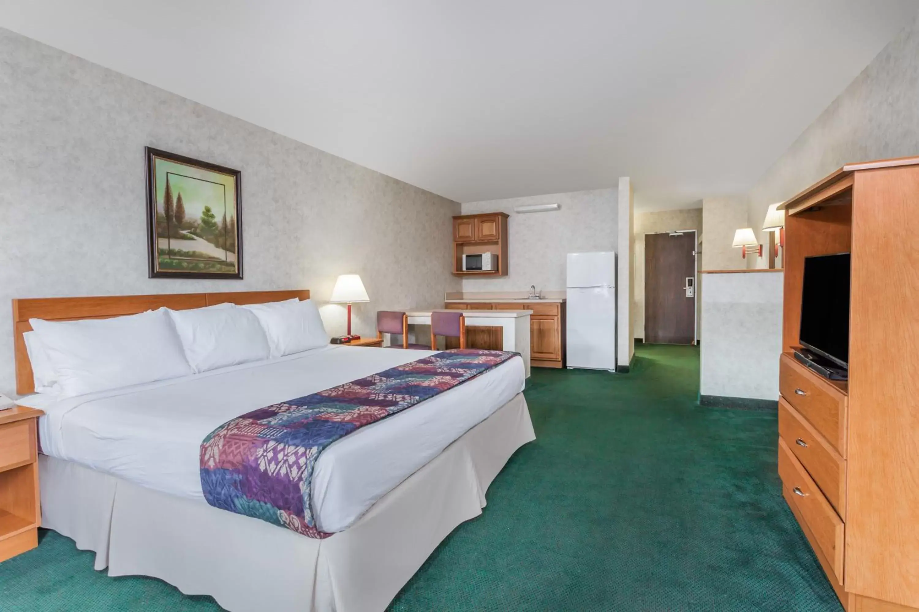 King Room with Kitchenette - Non-Smoking in Days Inn & Suites by Wyndham Lexington