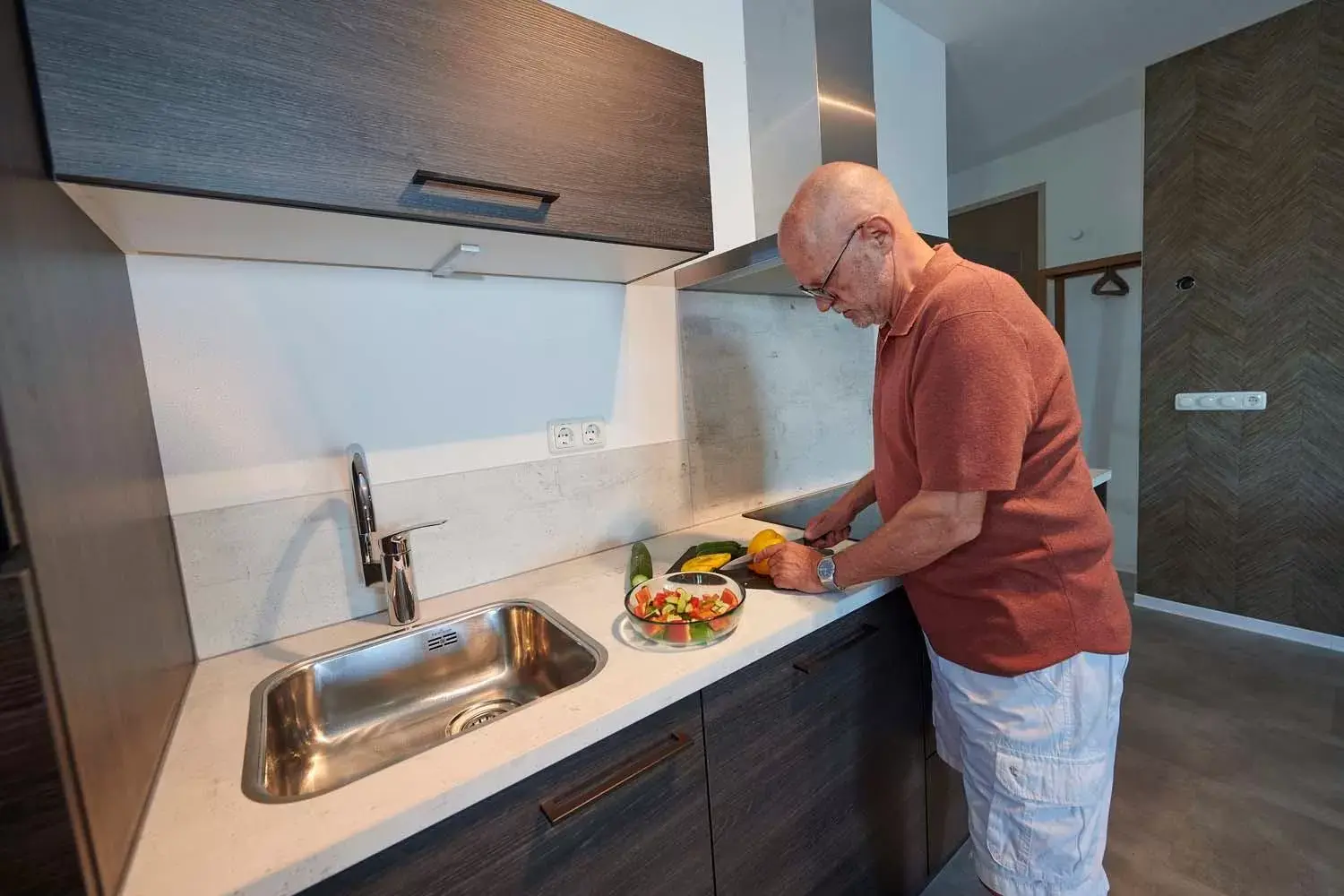 Breakfast, Kitchen/Kitchenette in Parc Maasresidence Thorn Hotel Rooms and Apartments