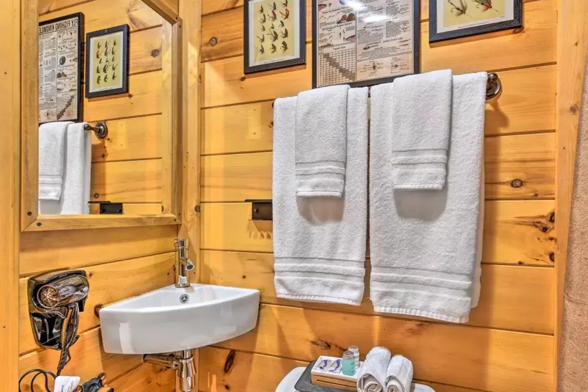 Bathroom in The Lodge Nantahala River