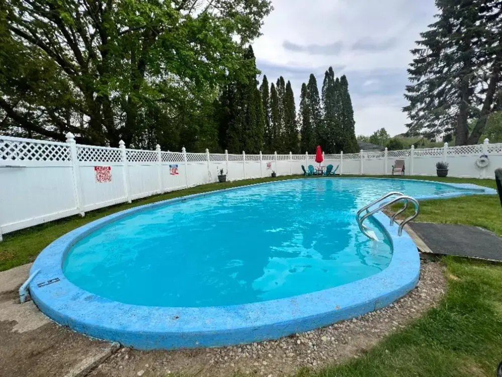 Swimming Pool in Claddagh Motel & Suites