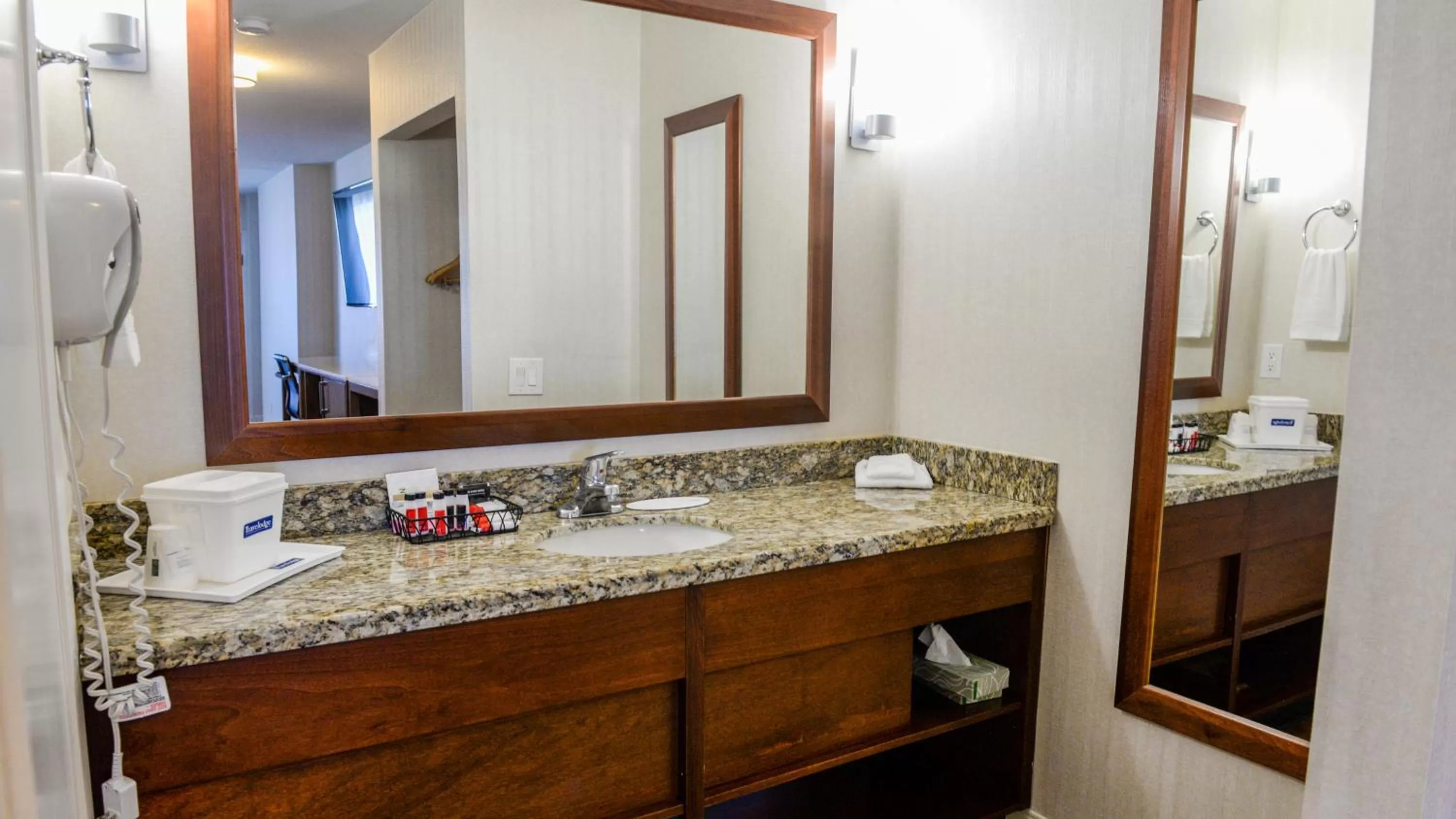 King Room - Disability Access - Non-Smoking in Travelodge by Wyndham Culver City