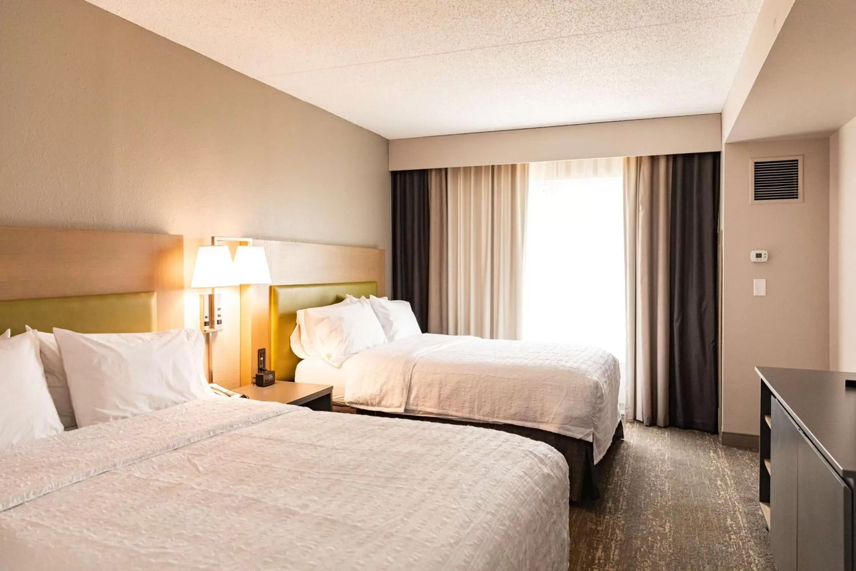 Bed in Hampton Inn & Suites By Hilton- Newark Airport Elizabeth