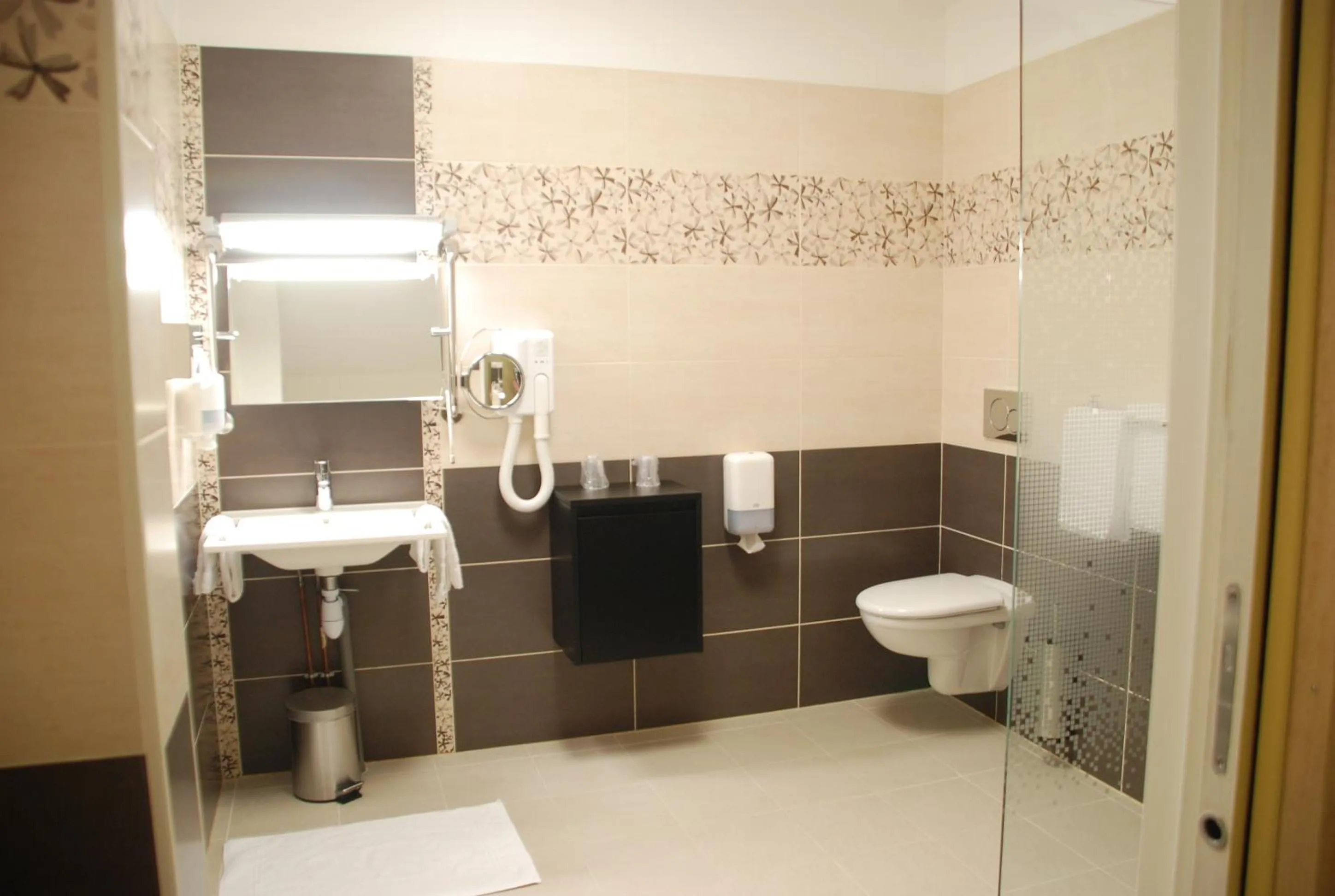 Bathroom in The Originals City, Hôtel Cathédrale, Lisieux