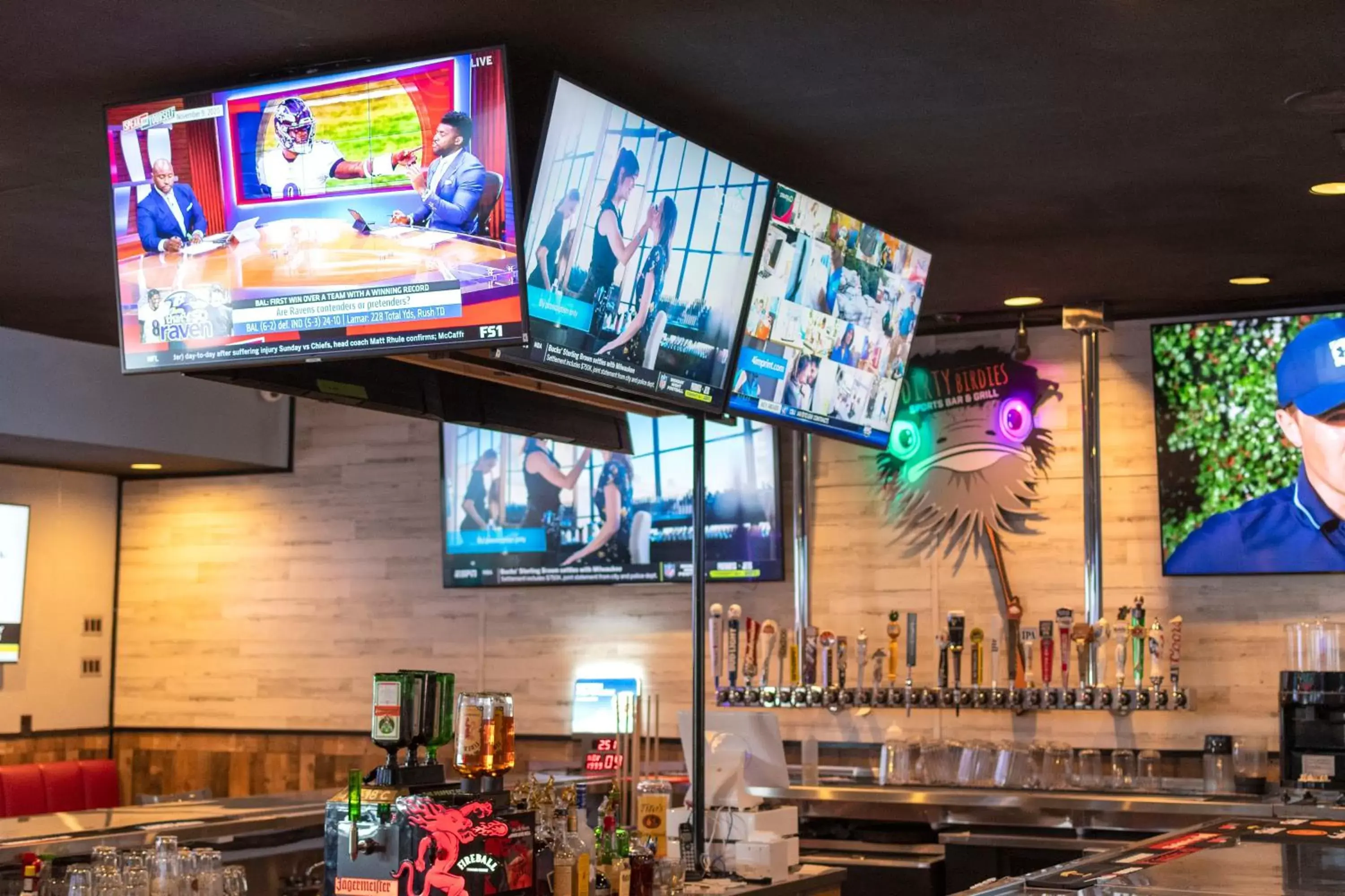 Lounge or bar, TV/Entertainment Center in Hotel Elev8 Flagstaff I-40 Exit 198 Butler Ave