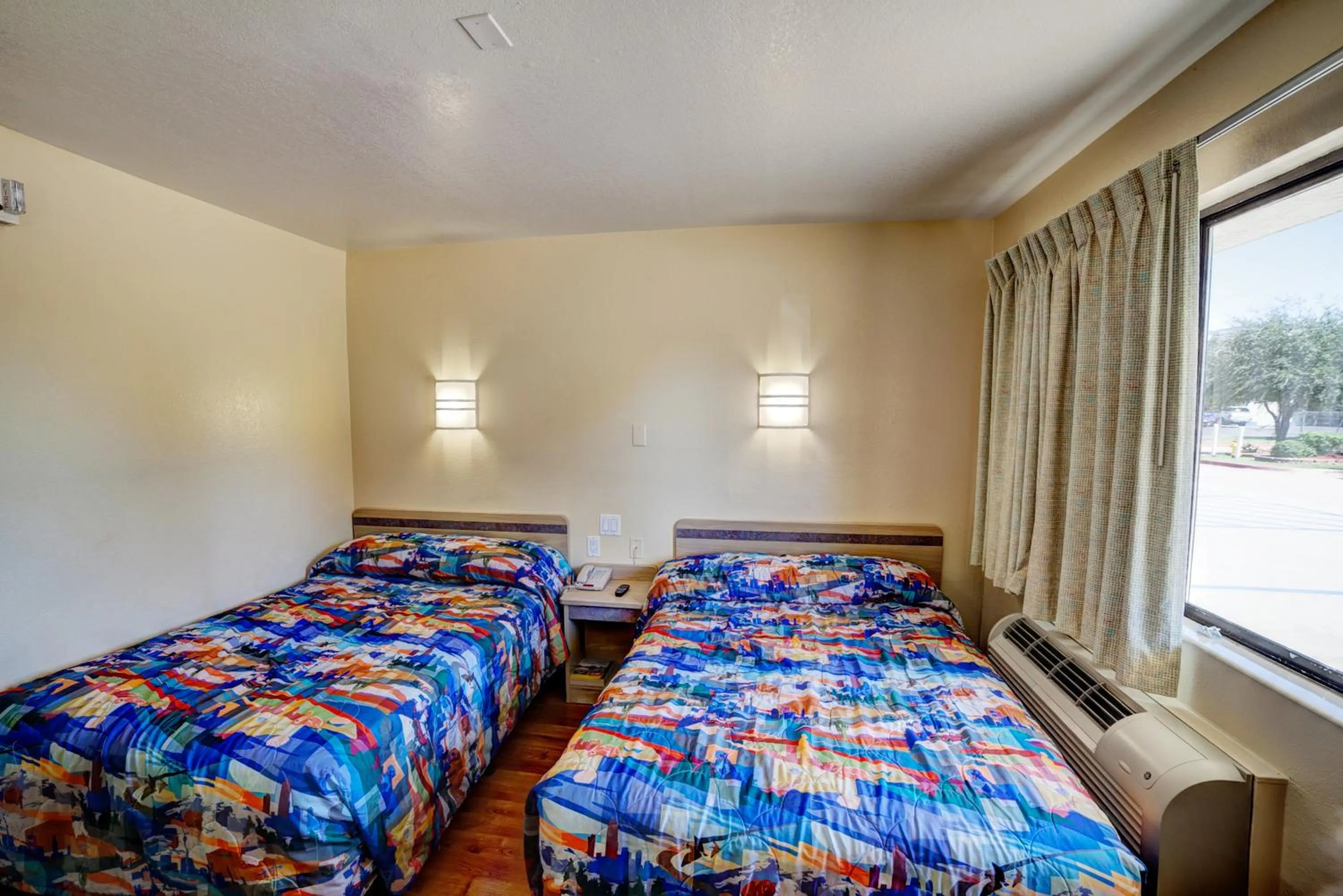 Bedroom, Bed in Super 7 Inn