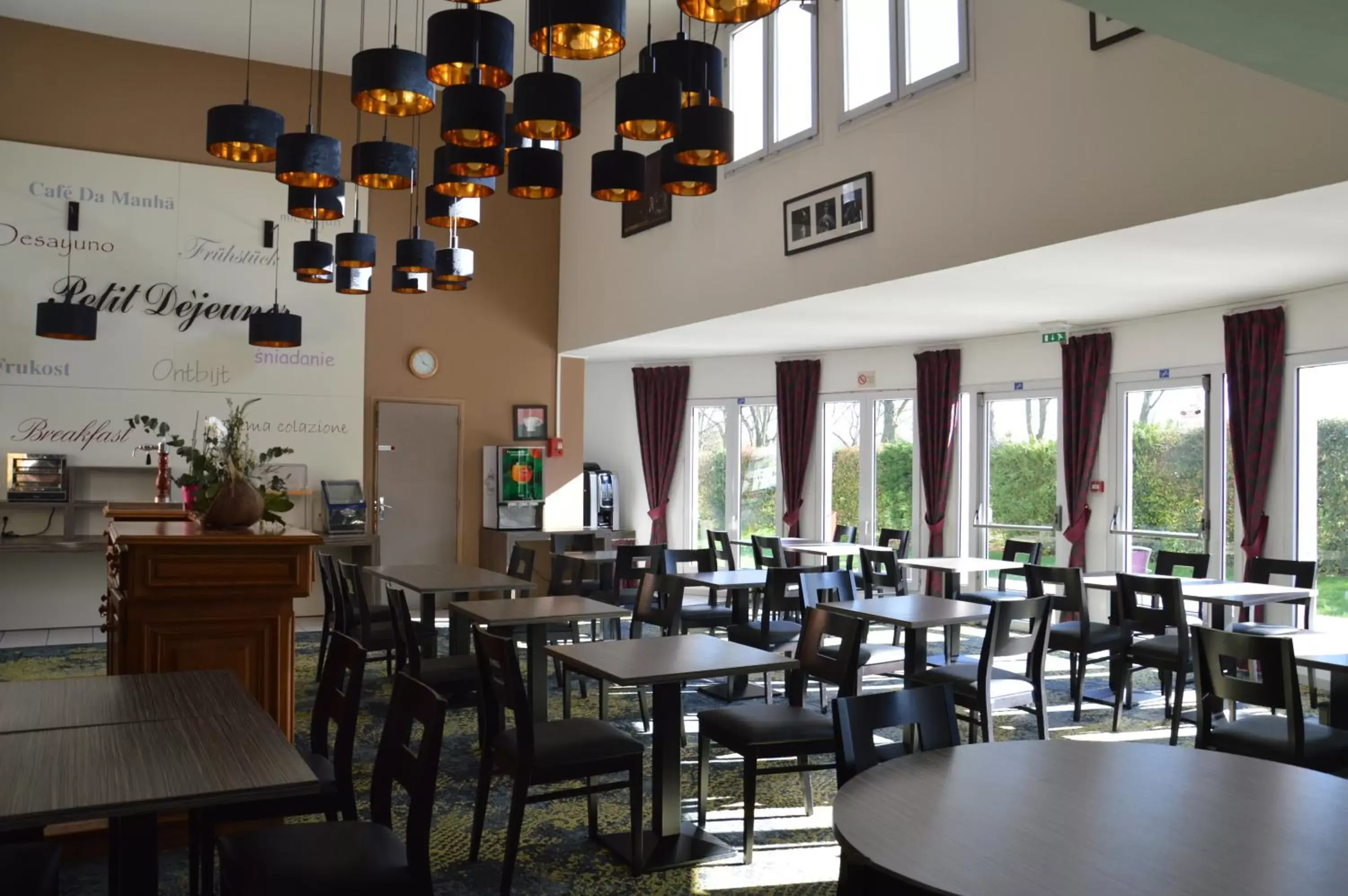 Lounge or bar, Restaurant/Places to Eat in The Originals City Hôtel, Aéroport Beauvais (ex: Inter-Hotel)