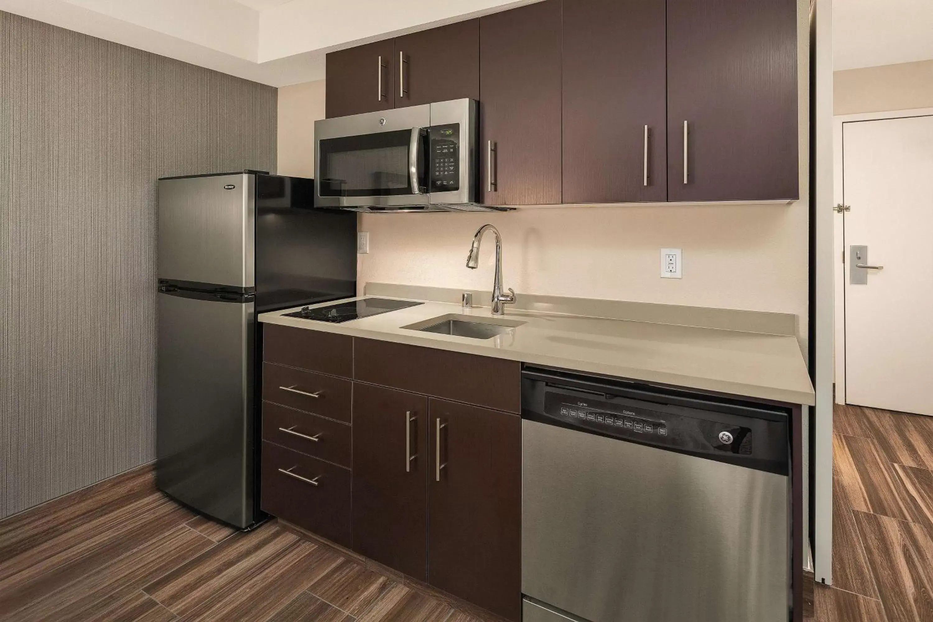 Kitchen or kitchenette, Kitchen/Kitchenette in Hampton Inn & Suites Seattle North/Lynnwood