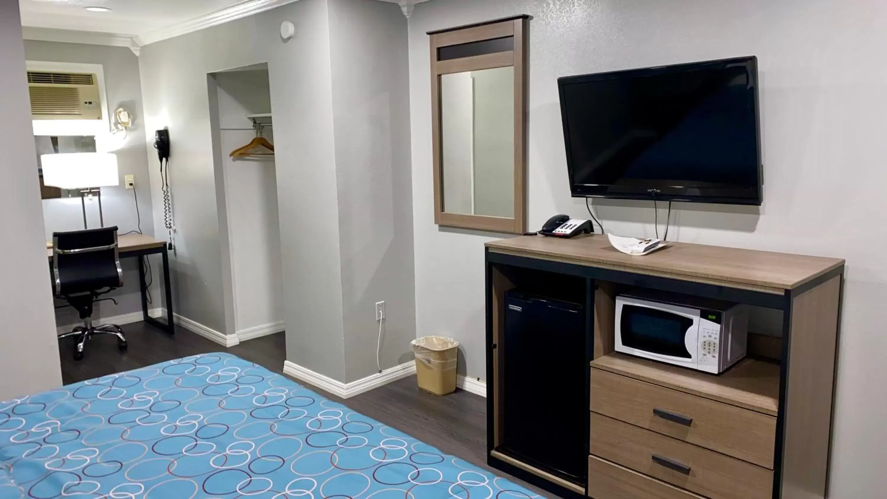 Photo of the whole room, TV/Entertainment Center in Budget Host Inn
