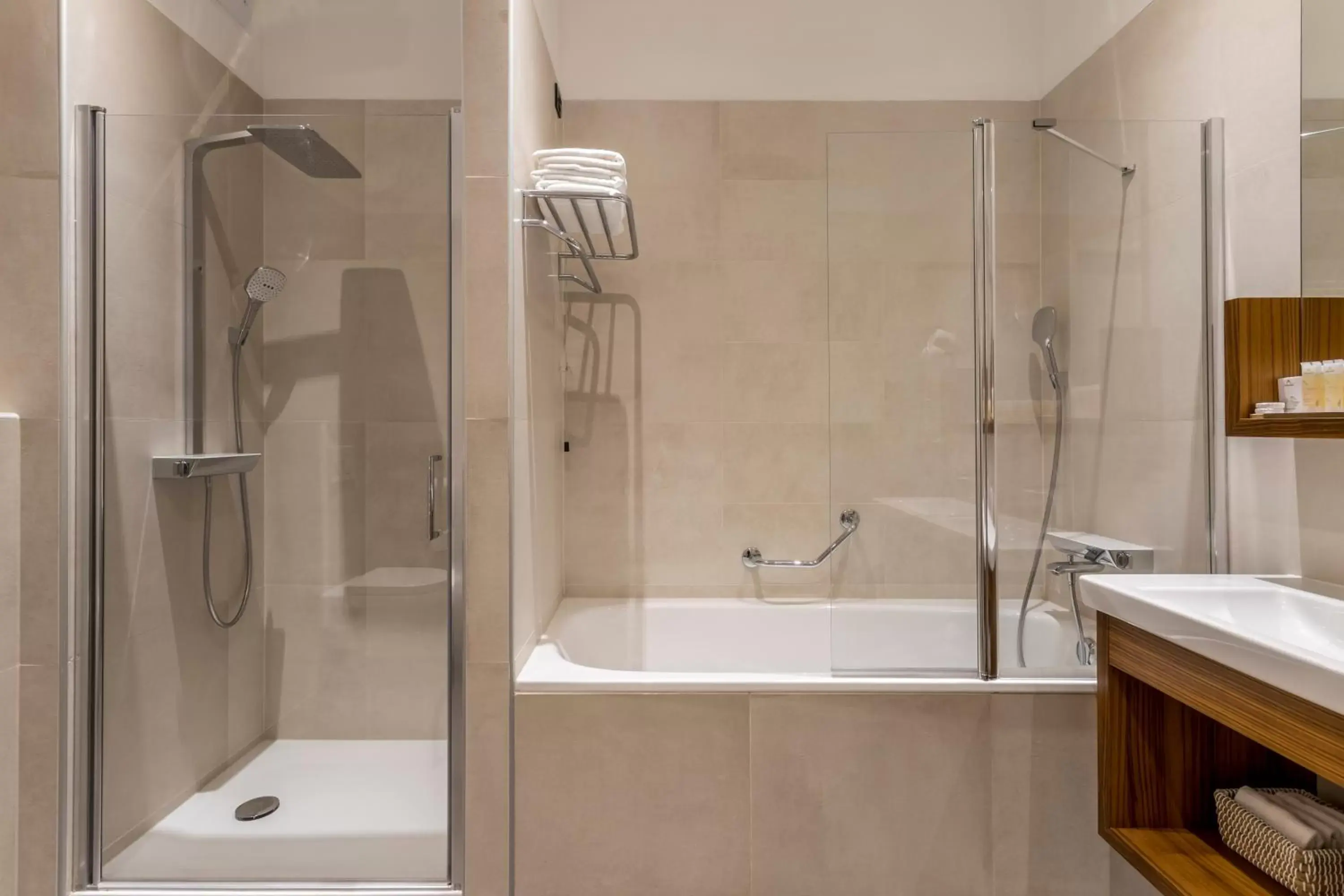 Shower, Bathroom in Cornaro Hotel