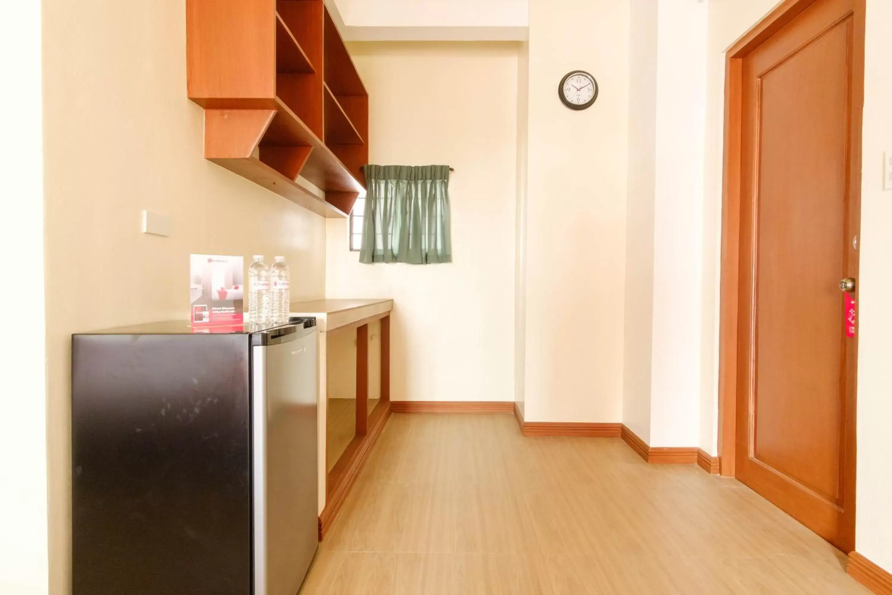 Kitchen or kitchenette in RedDoorz Plus near Johnson and Johnson Paranaque Kitchen or kitchenette in RedDoorz Plus near Johnson and Johnson Paranaque