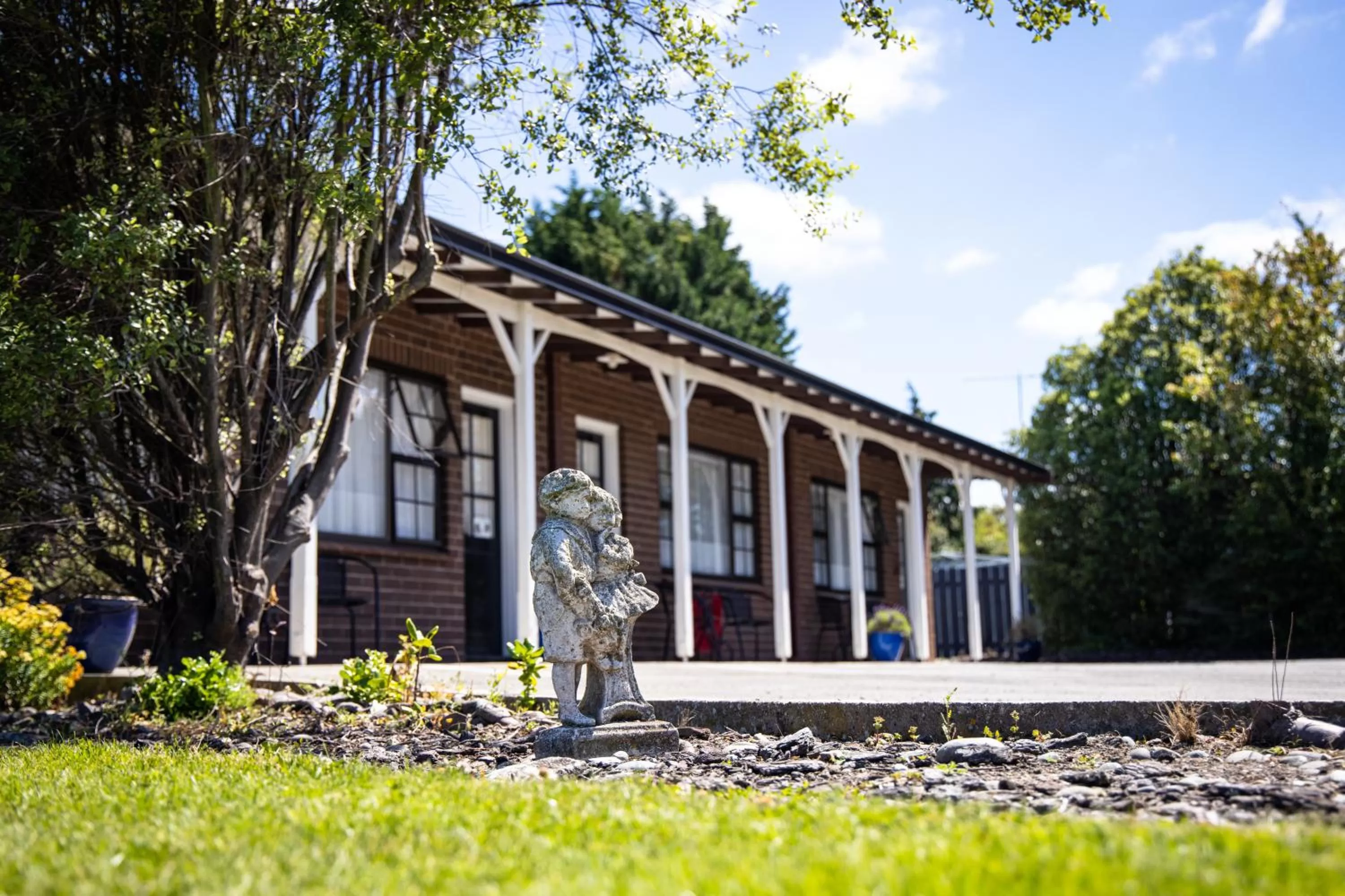 Garden in Colonial Lodge Motel