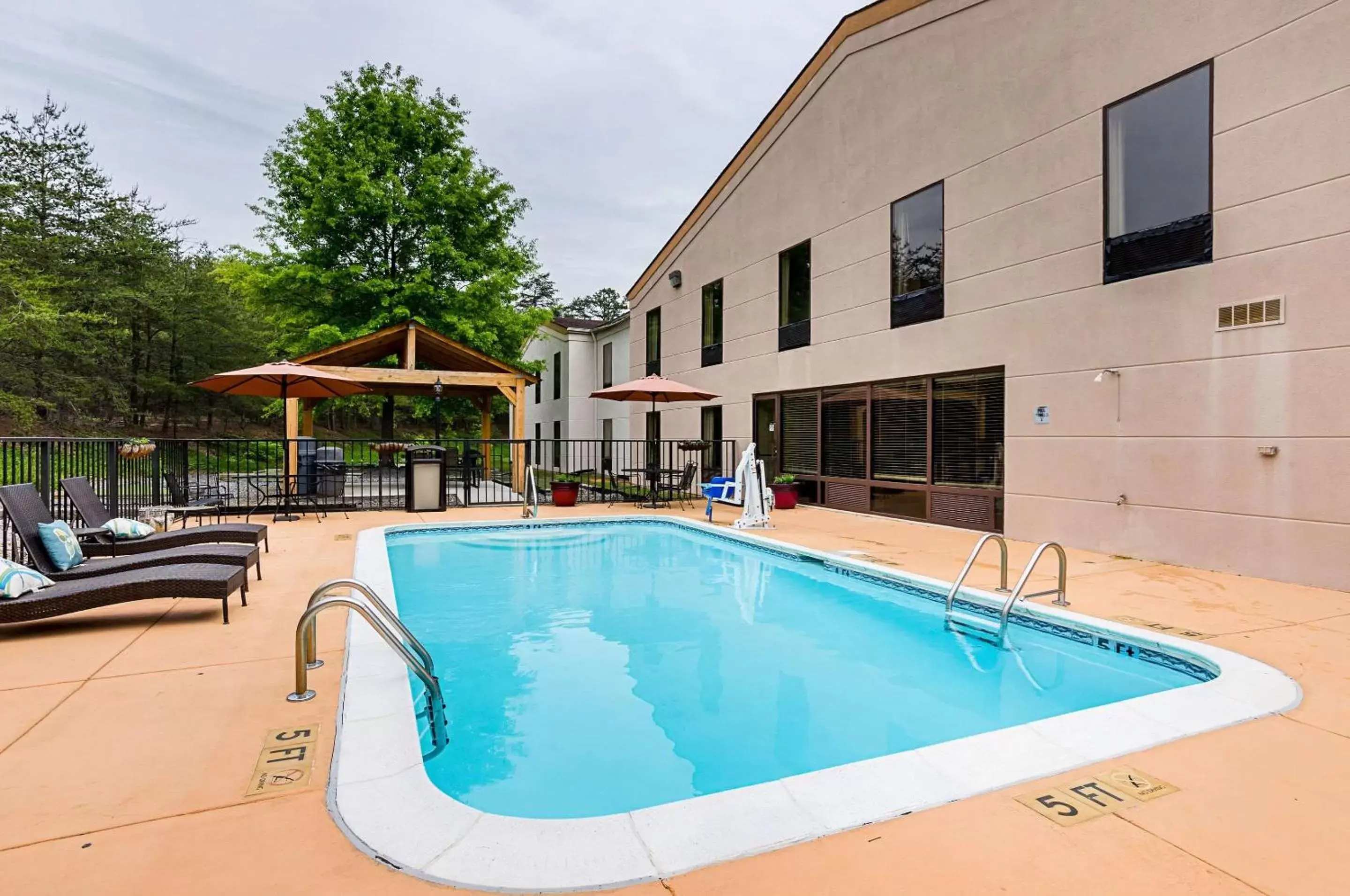 Swimming Pool in Quality Suites Altavista – Lynchburg South