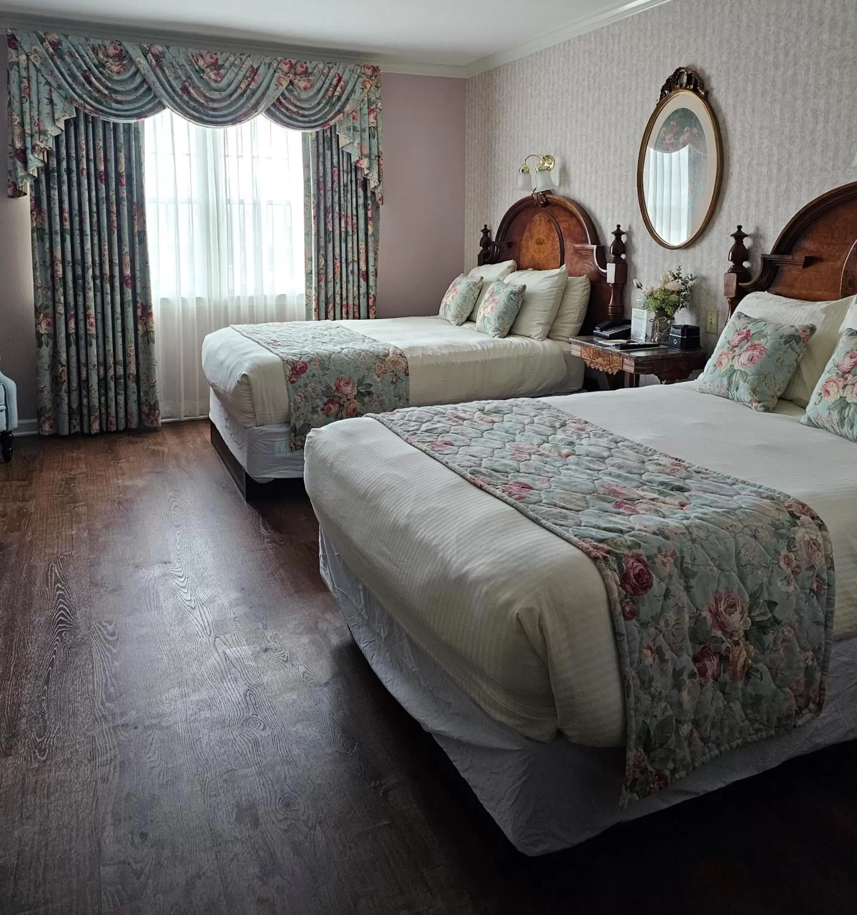 Bedroom, Bed in Boardwalk Plaza Hotel