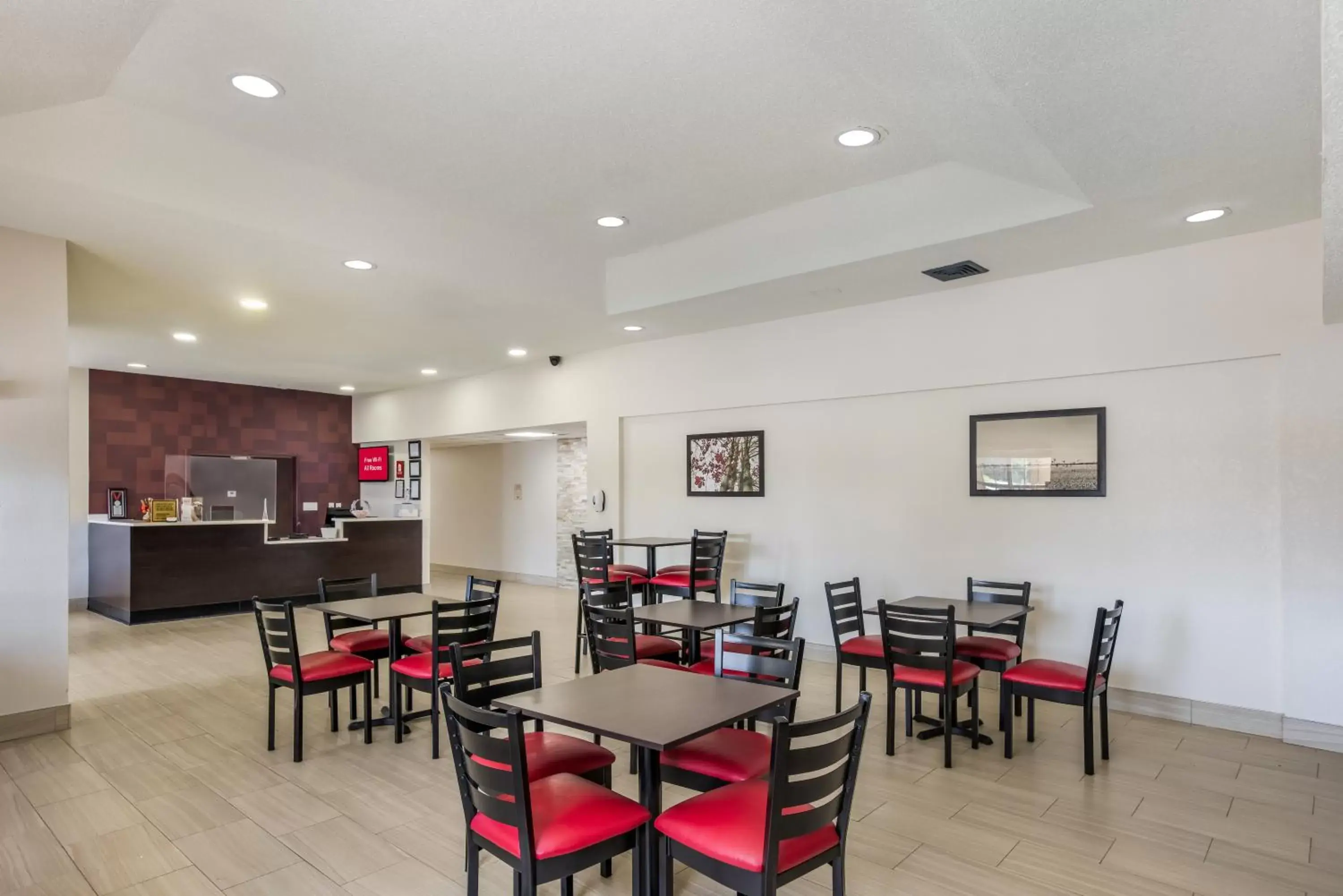 Breakfast, Restaurant/Places to Eat in Red Roof Inn PLUS+ & Suites Savannah – I-95