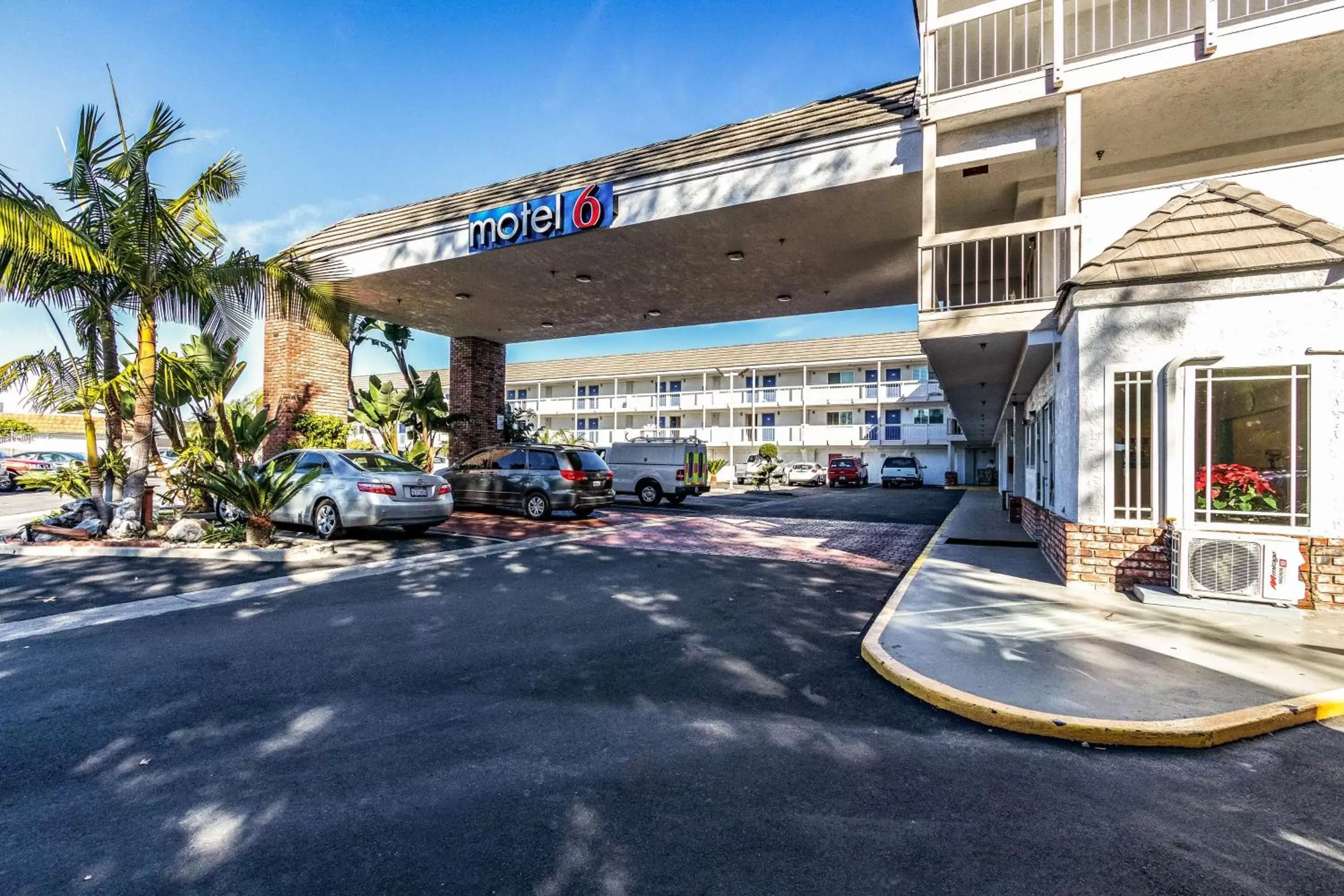 Property building in Motel 6-Fountain Valley, CA - Huntington Beach Area Property building in Motel 6-Fountain Valley, CA - Huntington Beach Area