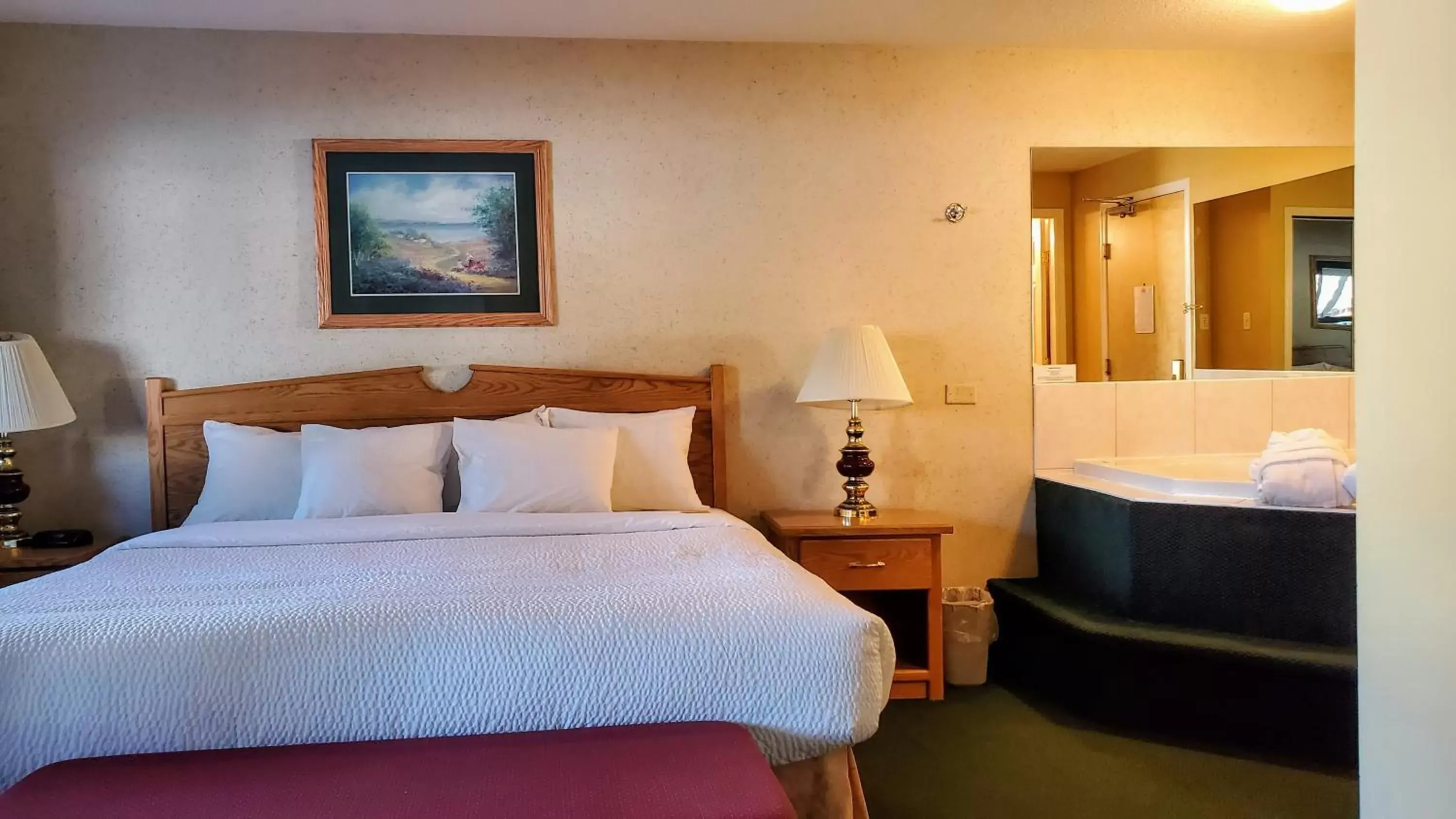 Photo of the whole room, Bed in Days Inn by Wyndham Penticton Conference Centre