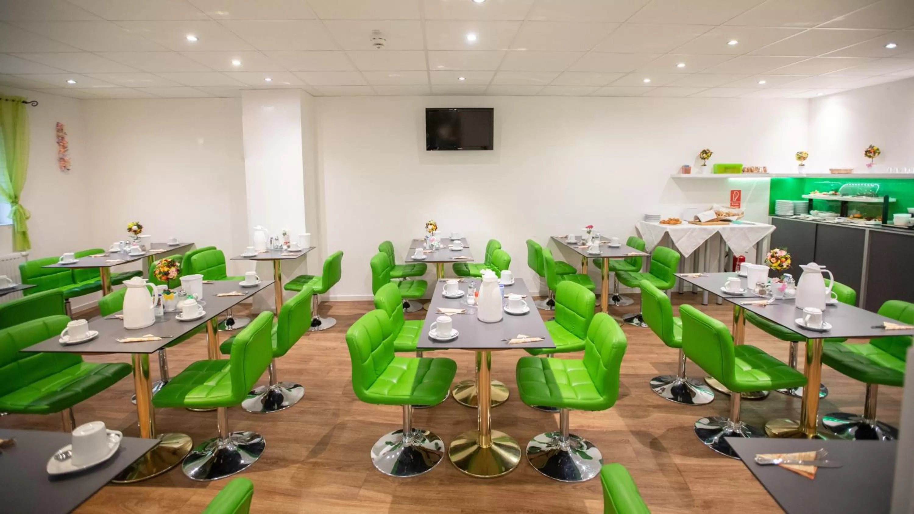 Restaurant/places to eat in Hotel Astoria