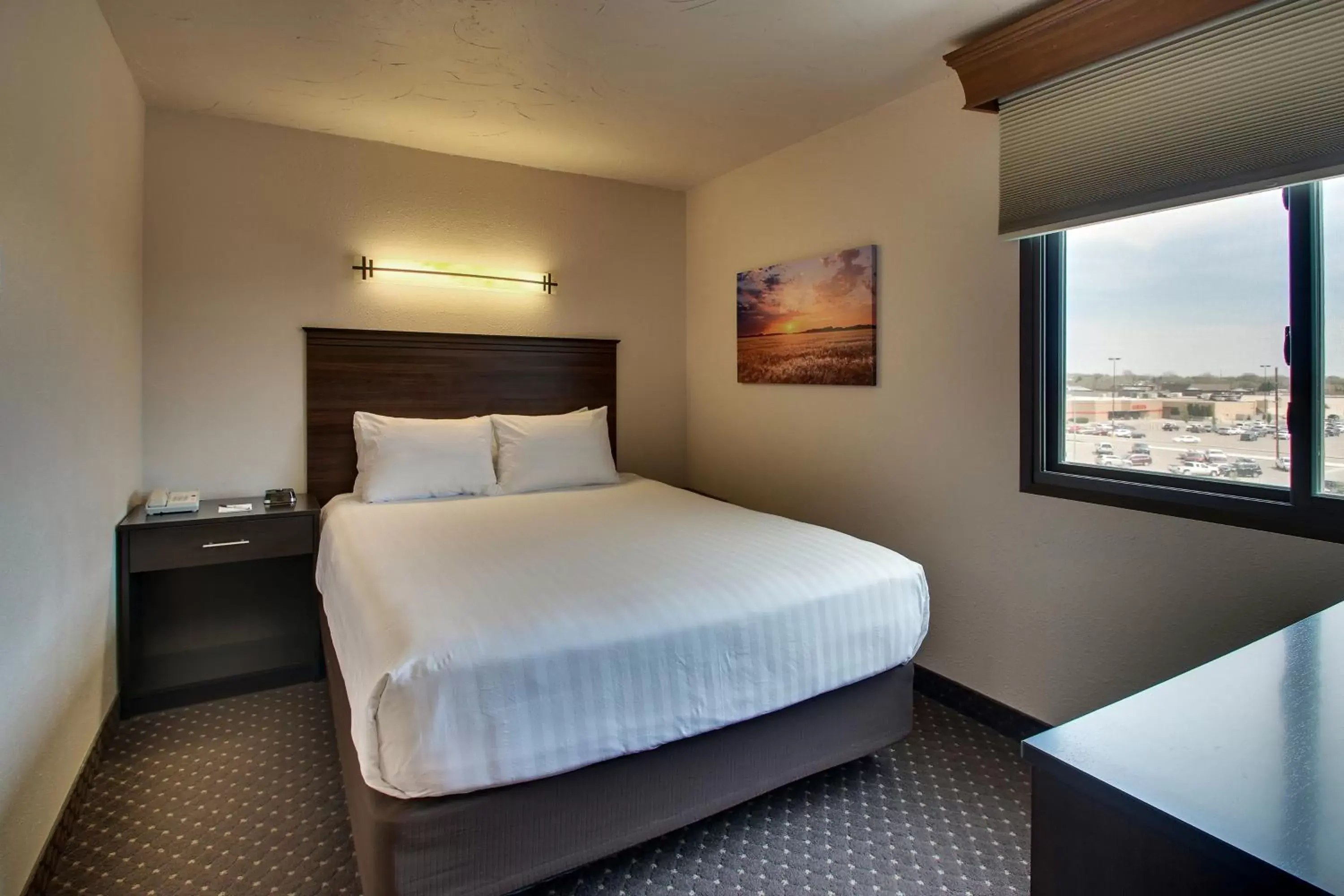 Bed in EverSpring Inn & Suites